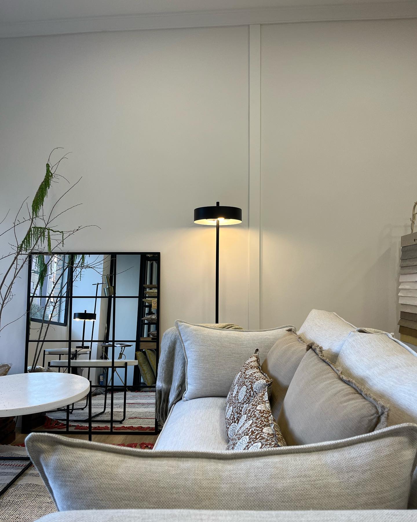 Tarde lluviosa en Madrid: Mantita y sofá 🛋️
Por cierto, muy cómodo el del estudio #livinglavidadeco (y se puede probar 😉) en la calle Bronce, 35. Pásate!
#diseñodeinteriores #decoracion #textiles #iluminacion #proyectosamedida #decoradoresmadrid