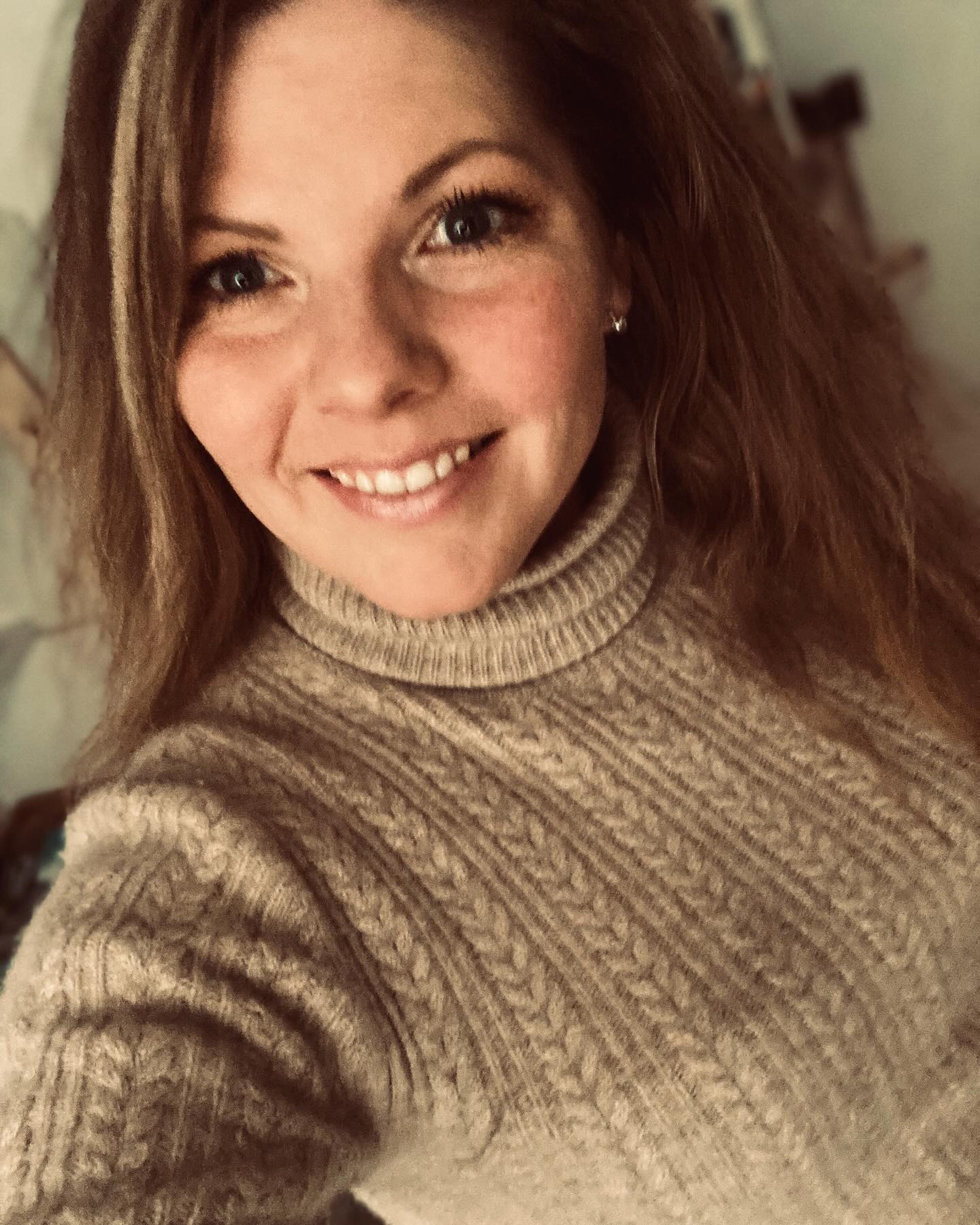 Je huid liegt niet.
Ze vertelt je alles over hoe je leeft, wat je eet, hoe je je voelt.
Ik ben Marlie, en mijn reis naar ware schoonheid begon niet in producten, maar in bewustwording.
Jarenlang zocht ik het antwoord in crèmes en behandelingen.
Tot ik leerde dat ware schoonheid van binnenuit komt.
Het zit niet in wat je smeert, maar in hoe je leeft, hoe je voor jezelf zorgt.
Ik ontwikkelde mijn eigen holistische benadering: C.L.E.A.N.
✨ Conscious Living – Leef in lijn met jezelf
❤️ Love – Zelfliefde is de basis
🌿 Essence – Ontdek je pure kern
⚖️ Alignment – Harmonie tussen lichaam & geest
🥑 Nourish – Voeden van binnenuit
Jij bent al mooi.
Het enige wat je moet doen, is het weer voelen.
Durf te kiezen voor jezelf. Durf te stralen.
Van binnenuit.
Liefs,
Marlie ✨
#HolisticBeauty #TrueGlow #SelfLove #NaturalSkincare #CLEANconcept #MarlieHolisticBeauty