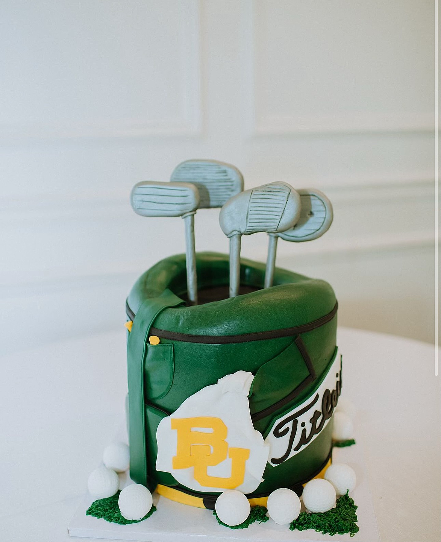 I’m gonna be honest with you: groom’s cakes are one of the most rewarding things to make. You start with a concept, and sometimes they’re the most complex, or realistic style cakes you can think of making. They can be intimidating, time-consuming, and all around challenging, but once they’re made it’s instantly gratifying. 😌
This groom’s cake for Lindsey and Trip was so much fun to make, and can confirm my hands stayed Baylor Green for a good while. Let’s chat about some show-stopping options for your cakes today!
•
VENDOR TEAM:
Venue: @thehillsideestatetx
Planner: @morgantaylorevents
Photography: @karawarrenphoto
Beauty: @teasetopleasehairandmakeup
Florist: @blackhouseblooms
DJ: @leforcedj & @adrianstresow
Caterer: @bluefiretotalcatering
Bartender: @mamasmedicine.cocktails
Cake: @kaylibakescakes
Live Painter: @victoriasvisuals
Signage: @simplesoutherndesigns
Linens: @amlinenrental & @nuagedesignsinc
Getaway Car: @dfwvintagecars
•
•
•
•
#cake #cakedecorating #cakedesign #cakeart #cakedecorator #groomscake #groomscakes #baylor #bayloruniversity #dallaswedding #dfwweddings #dallasweddingcakes #dfwweddingcakes #dallasgroomscake #dfwgroomscakes