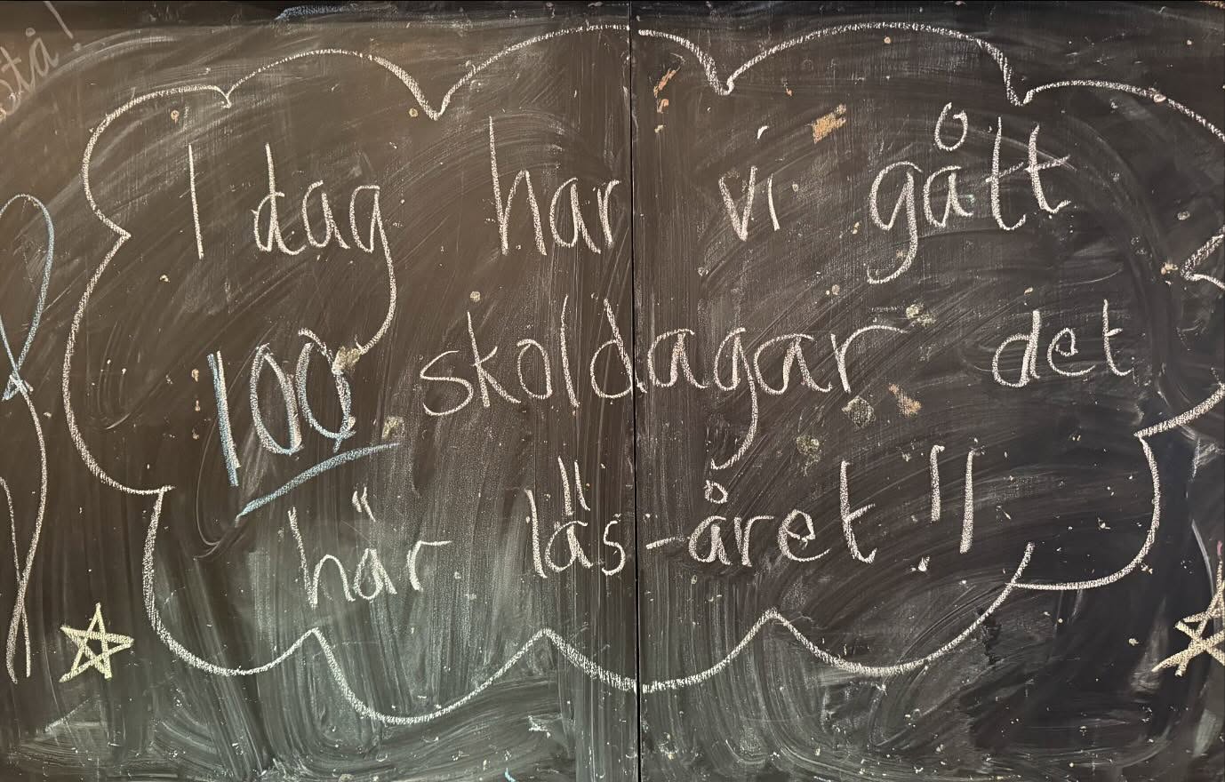 Igår hade vi varit klasskompisar i 100 dagar. Vi är 100 dagar smartare för vi har lärt oss något nytt i 100 dagar. Det firade vi till 100 förstås!! 🎉🎊🥳