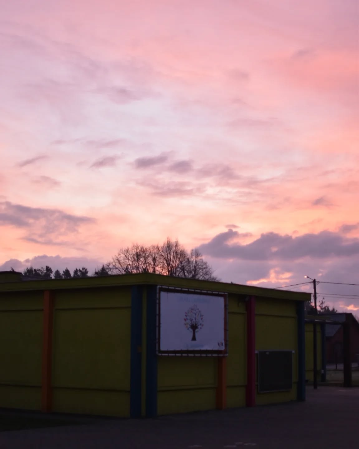 Goedemorgen, OKAN!
Vandaag vieren we het nieuwe jaar. Onze leerlingenraad organiseert samen met onze stagiaire Amber een nieuwjaarsreceptie. We willen hen nu al bedanken voor de heerlijke geur van verse wafels in onze lerarenkamer. 🥰
Daarnaast nemen we vandaag ook afscheid van Amber. We appreciëren haar enthousiasme en inzet voor onze leerlingen de afgelopen weken 🩵