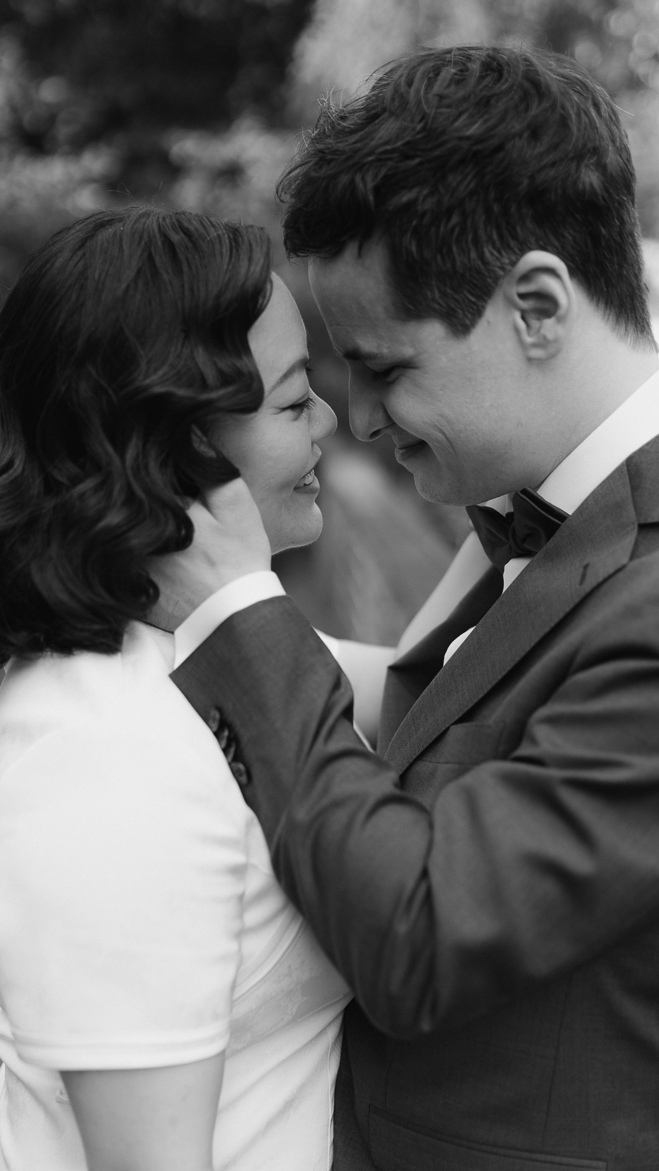 Ward ihr schon mal auf einer mehrsprachigen Hochzeit? Ich durfte diese beiden an ihrem 5. Hochzeitstag fotografieren. Hier eine kleine Background Story, warum der Bräutigam extra ein paar Lernstunden vor der Hochzeitsfeier eingeplant hat.
Aufgrund der Lockdown Regeln damals in China war es für diese beiden leider nicht möglich ihre Hochzeit groß mit der gesamten Familie zu feiern. Vielen Paaren ging es zu dieser Zeit ähnlich. Doch M&Y holten ihre große Party fünf Jahre später nun endlich nach und feierten ihre Ehe mit beiden Seiten der Familie in Hamburg. Als große Überraschung lernte der Bräutigam vor der Hochzeit chinesisch, um den Eltern von Y. bei seiner Rede eine persönliche Freude zu bereiten.
Ich durfte schon öfters verschiedene Kulturen, die aufeinander treffen auf Hochzeiten begleiten. Spannend wird es dann immer auf welcher Sprache die Gruppenfotos stattfinden. Meistens wähle ich in Absprache mit dem Brautpaar Englisch. Gelegentlich lerne ich für die Hochzeitsgesellschaft auch ein paar Sätze in der für mich teilweise fremden Sprache. Von Jahr zu Jahr kommen neue Erfahrungen und Sprachen dazu.
Und welche Sprachen gibt/gab es auf eurer Hochzeit?