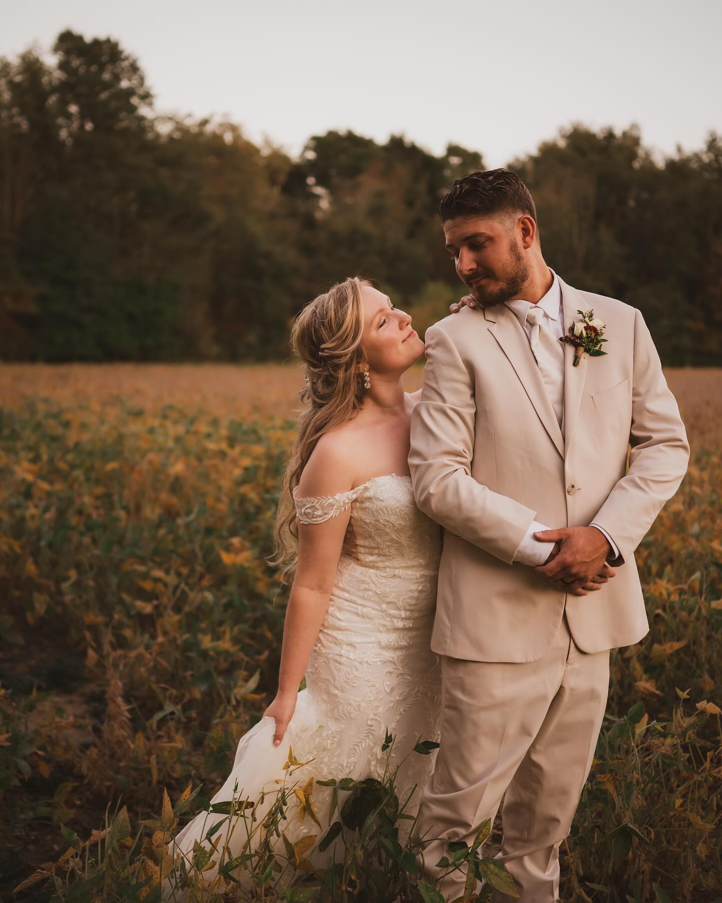 Don’t get me wrong… I’ll take 30something degrees over negative temps any day… but I’m realllllllly missing that warm golden hour summer sun right about now🥲☀️💛
.
.
.
#ohiowinter #isitsummeryet #goldenhourmagic #ohioweddings #ohioweddingphotographer #secondshooter #celebratelove #loveandsunshine