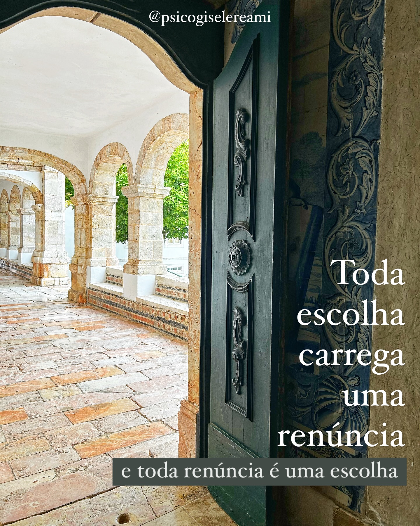 Não existe decisão sem consequência. Quando escolhemos um caminho, inevitavelmente deixamos outros para trás. E mesmo quando evitamos decidir, estamos escolhendo manter as coisas como estão.
Até mesmo quando não escolhemos, será que escapamos da escolha?
Adiar, deixar para depois ou esperar que algo resolva por nós é uma decisão silenciosa, mas cheia de significado…
Não é fácil abrir mão de possibilidades, perder algo.
O processo terapêutico nos ajuda a compreender as razões por trás das decisões que (não) tomamos.