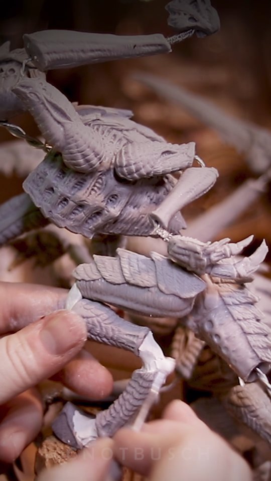 I've finished putting all three Tyranids together and their poses are locked in. All that's left to do is finish up the sculpting of the areas in between where the body parts meet, the tails, and the base of this dynamic scene. #SpaceMarine2 @focus_entmt
Now LIVE: TWITCH.TV/CNOTBUSCH - I'm working on this project right now!
Materials:
- Cosclay, Medium Firm
- Cosclay C2 Clearbond
@cosclayusa
- J-B Weld SteelStik
- 2 Part Epoxy Clay - Magic Sculpt
#warhammer #warhammer40k #sculpture #clayart #handmade #traditionalart #clay #polymerclay #gamecharacter