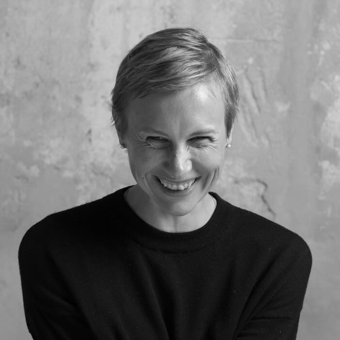 Tere, olen Eve Arpo - naerujooga koolitaja. Olen inimesi naerutanud konverentsidel, firmakoolitustel, tervise- ja suvepäevadel, kesk- ja kõrgkoolides, pulmades ning joogafestivalidel. Telli minult lõunapausiks 15-minutiline ergutav naerujoogaseanss või tore üllatus töökaaslastele/sõpradele mõne tähtpäeva puhul.
Foto: Iris Kivisalu. #naerujooga #naerukoolitus #naerutöötuba #meeskonnakoolitus #youmustrelax