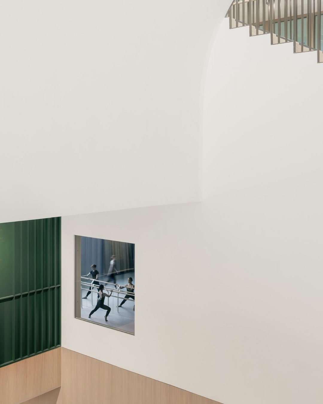 Le Performing Arts Centre du Brighton College, conçu par krft, est un espace de 3 000 m² intégrant un théâtre de 400 places, des studios et des espaces sociaux. Son design sculptural associe briques et silex pour dialoguer avec l’architecture historique du campus.
🔍 Fait intéressant : Pour optimiser l’espace sur le site compact, la salle de théâtre a été surélevée, libérant ainsi le rez-de-chaussée pour des espaces sociaux ouverts, créant une dynamique verticale unique dans la conception du bâtiment.
#BrightonCollege #krft #Architecture #PerformingArts #DesignSculptural #GaronSA #InvestissementsDurables
Image : @ericparryarchitects