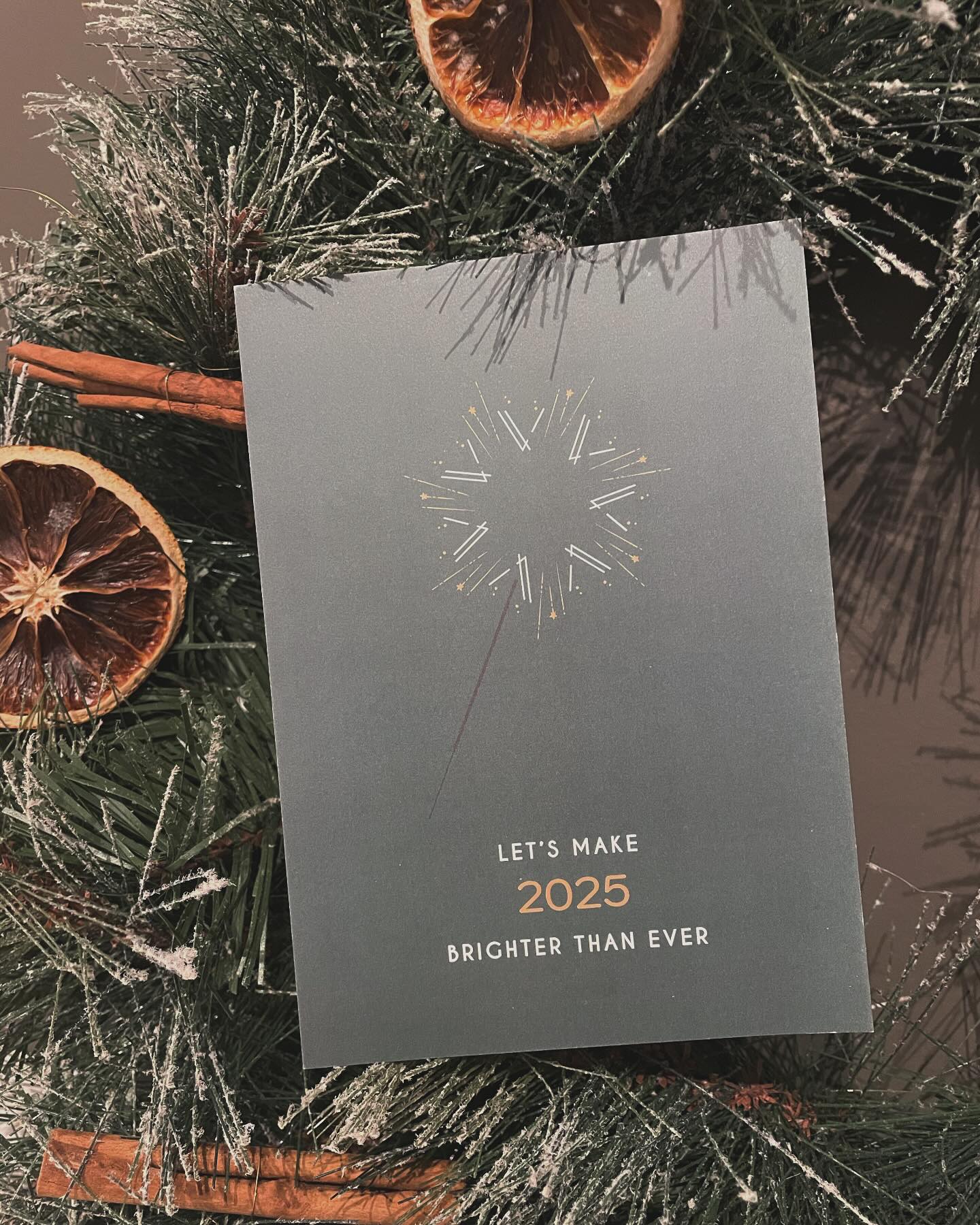 Friendly reminder dat vandaag de laatste dag is om zonder schaamte ‘Gelukkig Nieuwjaar!’ te zeggen. Vanaf morgen geldt: te laat is te laat! 😉🎉
Nieuwjaarskaart voor @plan_a_architectenbureau
#lastcall #gelukkignieuwjaar #31januari #ontwerpopmaat #grafischontwerp #branding #studiohermine