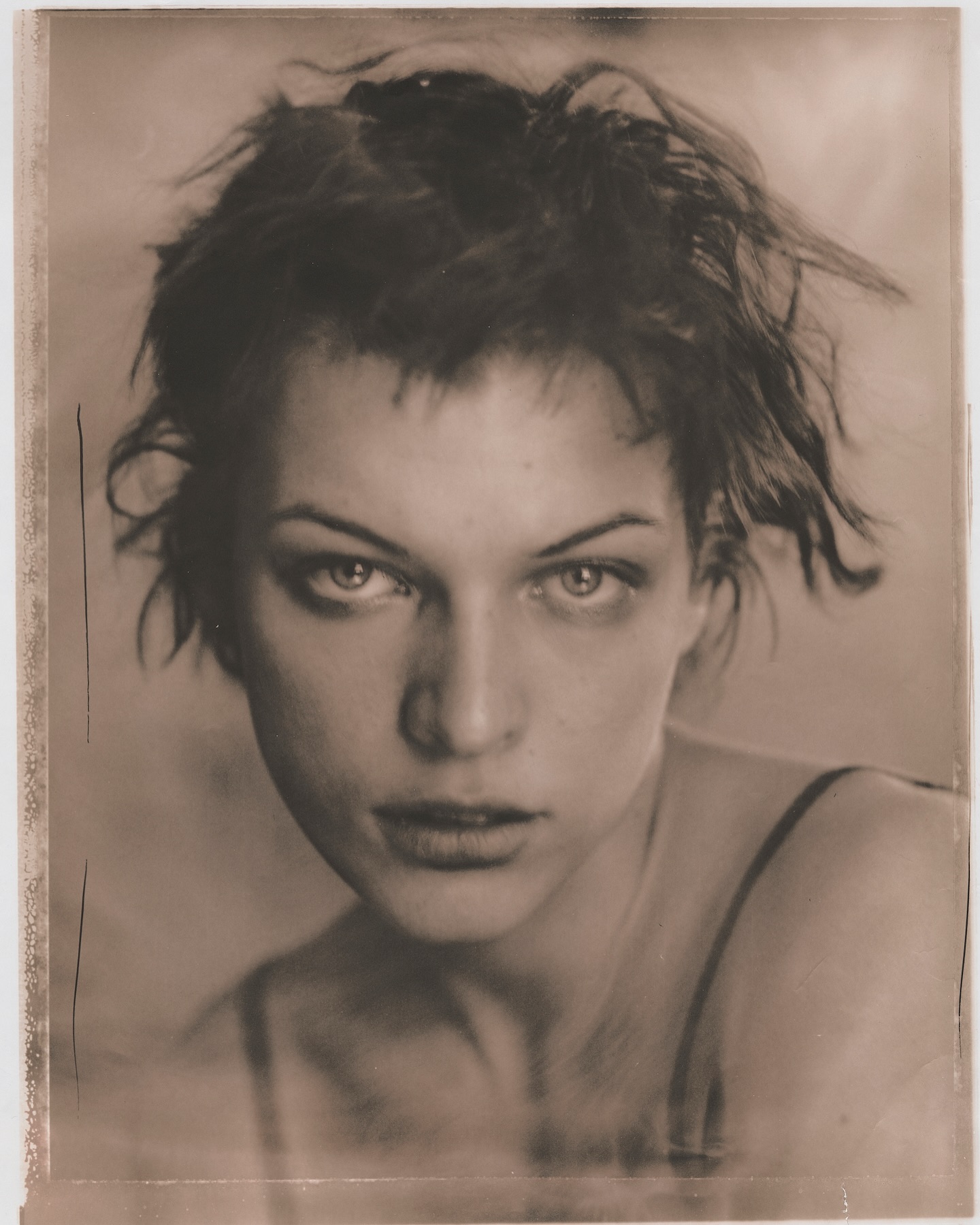 Unsere Ausstellung des Monats: Frank Ockenfels, bekannt für seine Porträts von Ikonen wie George Clooney, Milla Jovovich, David Lynch, Nirvana und
David Bowie, bricht mit den traditionellen Regeln der Kunst, indem er Fotografie, Collage, Malerei und
Tagebuchschreiben in einem einzigartigen geschichteten Stil verbindet. Vom 30. Jan bis 4. Mai 2025 zeigt Fotografiska Berlin die Ausstellung „Introspection“ des Fotografen aus Los Angeles. #fotografiskaberlin #frankockenfelds3 #ausstellung #ausstellungdesmonats #frankockenfels3 #fwo3 @fwo3 @fotografiska.berlin