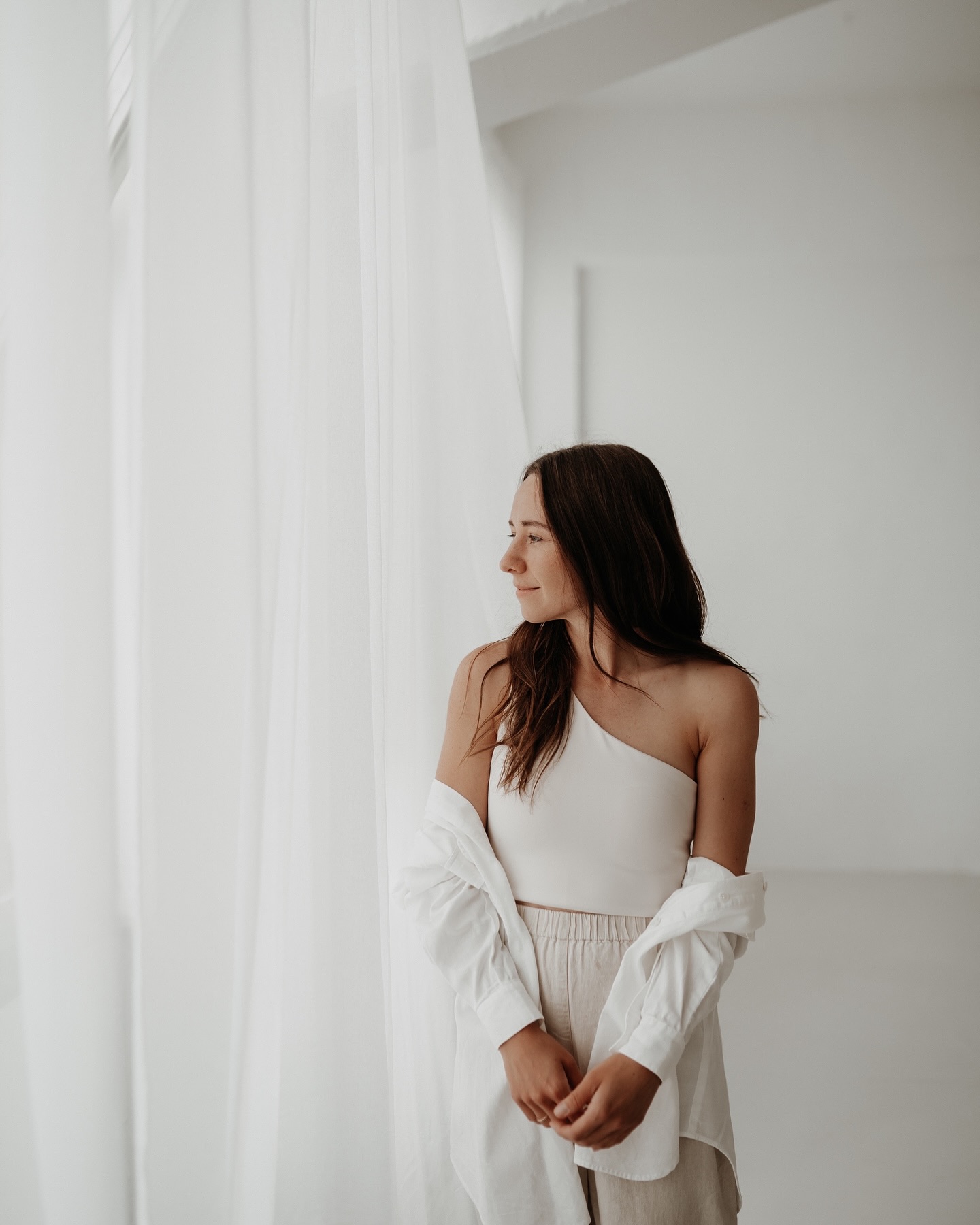 Was nimmst du täglich alles über deine 5 Sinne auf? Und vor allem welche Qualität hat das was du aufnimmst?
Hörst und schaust du das 1000 Reel am Tag oder blickst du in die Weite der Natur und hörst den Vögeln beim Singen zu? Liest du ein gutes Buch am Abend und trinkst dabei deinen Lieblingstee oder futterst du unachtsam Süßes und schaust einen Thriller.
Alles was wir durch unsere 5 Sinne aufnehmen, beeinflusst uns. Unsere Nahrung, alles was wir hören, sehen, riechen und fühlen. Und das wiederum hat direkten Einfluss auf unser Wohlbefinden, auf die Art und Weise wie wir im und zum Leben stehen. Auf unser tägliches Gefühl, mit dem wir in den Tag starten, auf unsere Vitalität.
Nicht immer schaffen wir es im Alltag achtsam zu konsumieren und unseren 5 Sinnen einen Pause zu gönnen.
Aber wie wohltuend wäre es, wenn wir mit einem leichten Gefühl von wohlig warmer innerer Ruhe in den Tag starten.
Was dir helfen kann deinen 5 Sinnen eine Pause zu geben und ihnen gutes zu tun?
• Meditation
• Pranayama, bewusste Atmung
• Lesen
• Spaziergang in der Natur
• gesunde Lebensmittel von hoher Qualität
• gesunde achtsame Bewegung z.B. Yoga