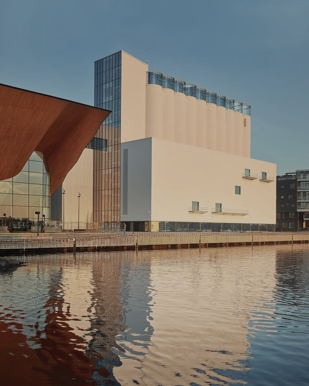Le Kunstsilo est un nouveau musée d’art nordique situé à Kristiansand, en Norvège. Installé dans un ancien silo à grains des années 1930, ce bâtiment fonctionneliste a été transformé en un espace culturel moderne par les cabinets d’architecture Mestres Wåge Arquitectes, BAX et Mendoza Partida.
🔍 Fait intéressant : Pour créer un atrium central impressionnant, des sections des silos cylindriques d’origine ont été découpées, transformant ainsi ces structures industrielles en éléments sculpturaux autour desquels le musée s’organise.
#Kunstsilo #Kristiansand #Architecture #ArtNordique #GaronSA #InvestissementsDurables
Image : @kunstsilo