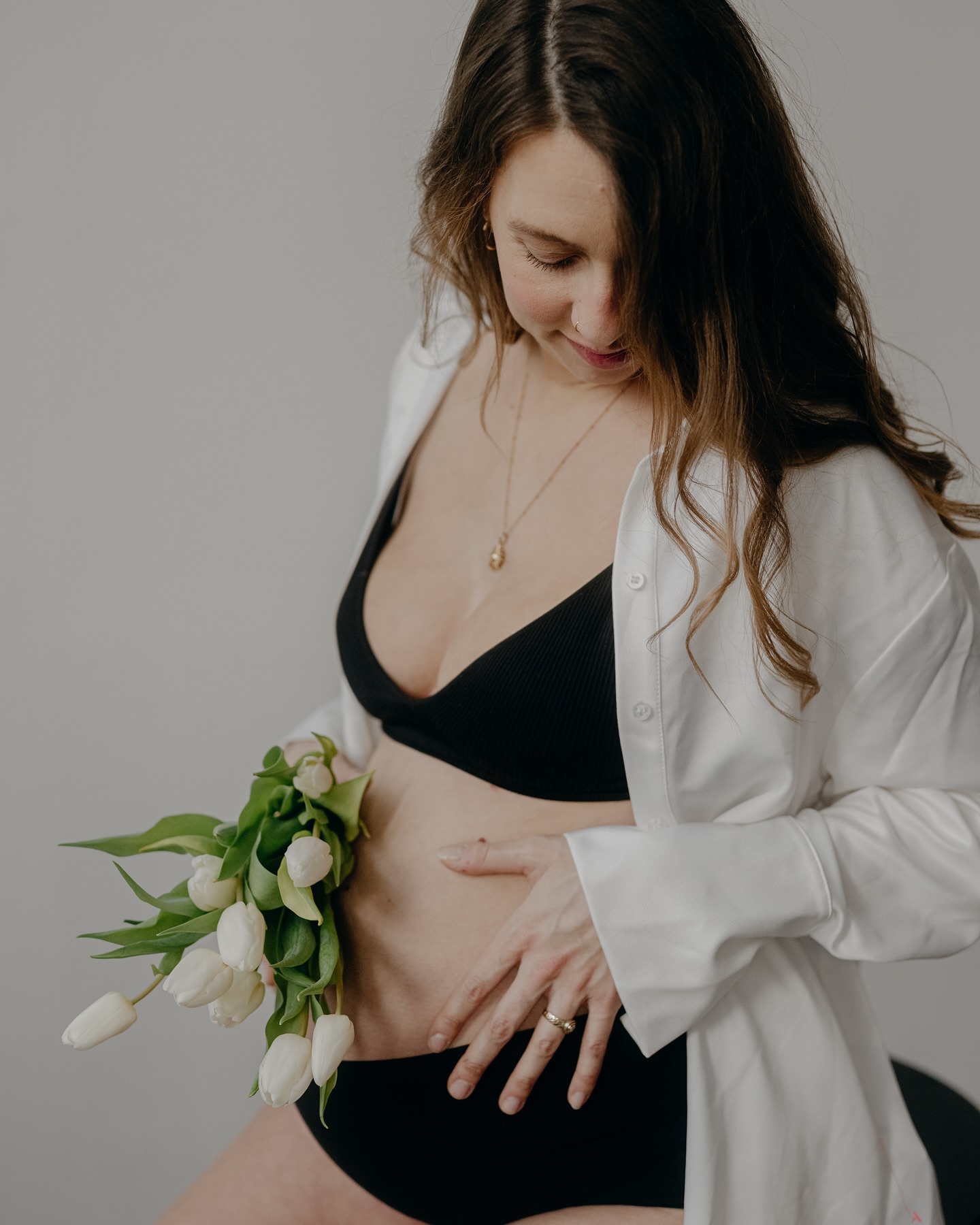 Eine kleine Zukunft im Bauch ✨
#BabybauchArt #MaternityPhotography #MomToBe #PregnancyGlow #BellyLove #FutureInTheMaking #ModernMaternity #TimelessMoments #CreativeBump #MinimalistMotherhood