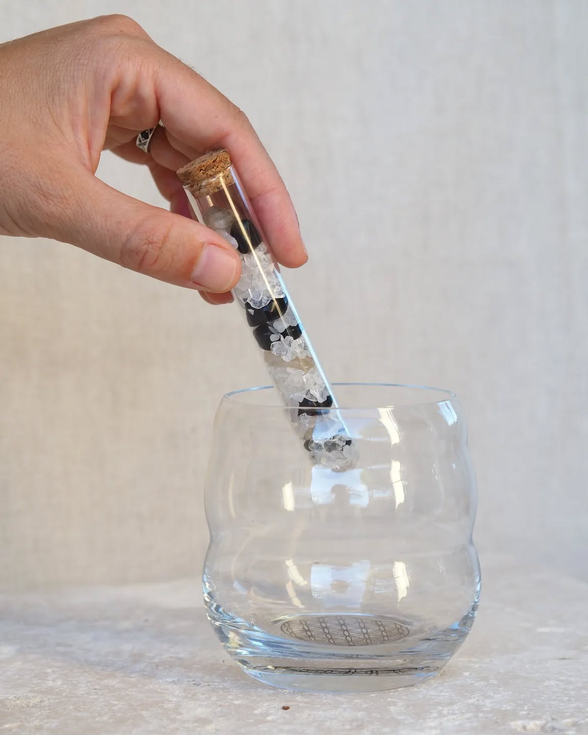 ✨ DÉTOX ✨
Purifier et dynamiser votre eau avec notre bâton de gemmes détox composé par nos soins.
Le combo cristal de roche, quatre rutile & onyx vous permet d'éliminer les toxines accumulées dans le corps et ainsi procurer une meilleure digestion.
Prêt(e)s à vous laissez tenter par l'expérience ? ✨
Retrouvez tous nos produits sur notre site ⤵️
https://www.trezcreation.com/
📸 @trez.creation
.
.
.
.
.
#trezcreation #purification #detox #lithothérapie #bienetre #pierresnaturelles #mineraux #onyx #cristal #quartz #infusion #detoxification #madeinfrance #soin #energetique #positive #soin #bohneur #protection #digestion #ésotérique #spiritualité #hydratation #minerals #naturel