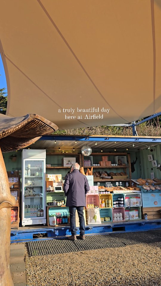 We are here until 2.30, gorgeous sunshine and fresh bread to enjoy!
#farmersmarket #supportlocal #supportirish #weekend #friday #bread #sourdoughbread #sunshine #airfield #localfoodproducers #airfieldestate