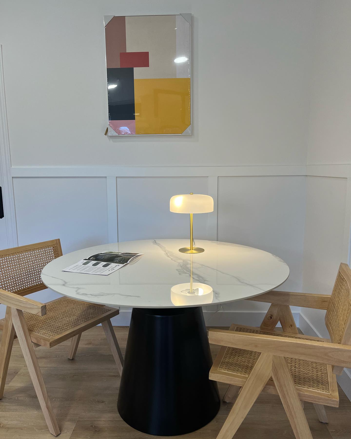 Así queda el rincón de mesa del estudio #livinglavidadeco que os venía contando la semana pasada.
Las #molduras son un recurso decorativo sencillo para dar profundidad y, en este caso, zonificar.
#muebles cómodos, #iluminacion siempre clave y un toque de #decoracion de pared para dar color.
Feliz viernes DECO!
#interiorismomadrid #decoradoresmadrid