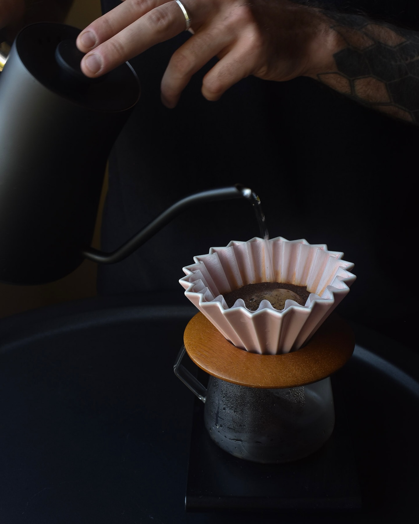 Le café, c’est aussi un rituel pour prendre une pause.
Crédits photo: @_alpha.kappa_
#montpelliercoffee #montpelliercoffeeshop #specialtycoffee #coffeeroasters #slowcoffee #takeabreak