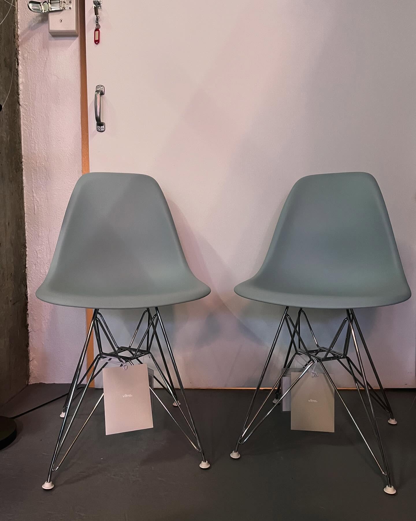 Plastic Side Chair von Vitra
Sitzschalenfarbe Eisgrau
Originalpreis pro Stuhl 335.-
Im Designdepot 2er Set noch 536.-
#vitra #eames #plasticsidechair #designdepot