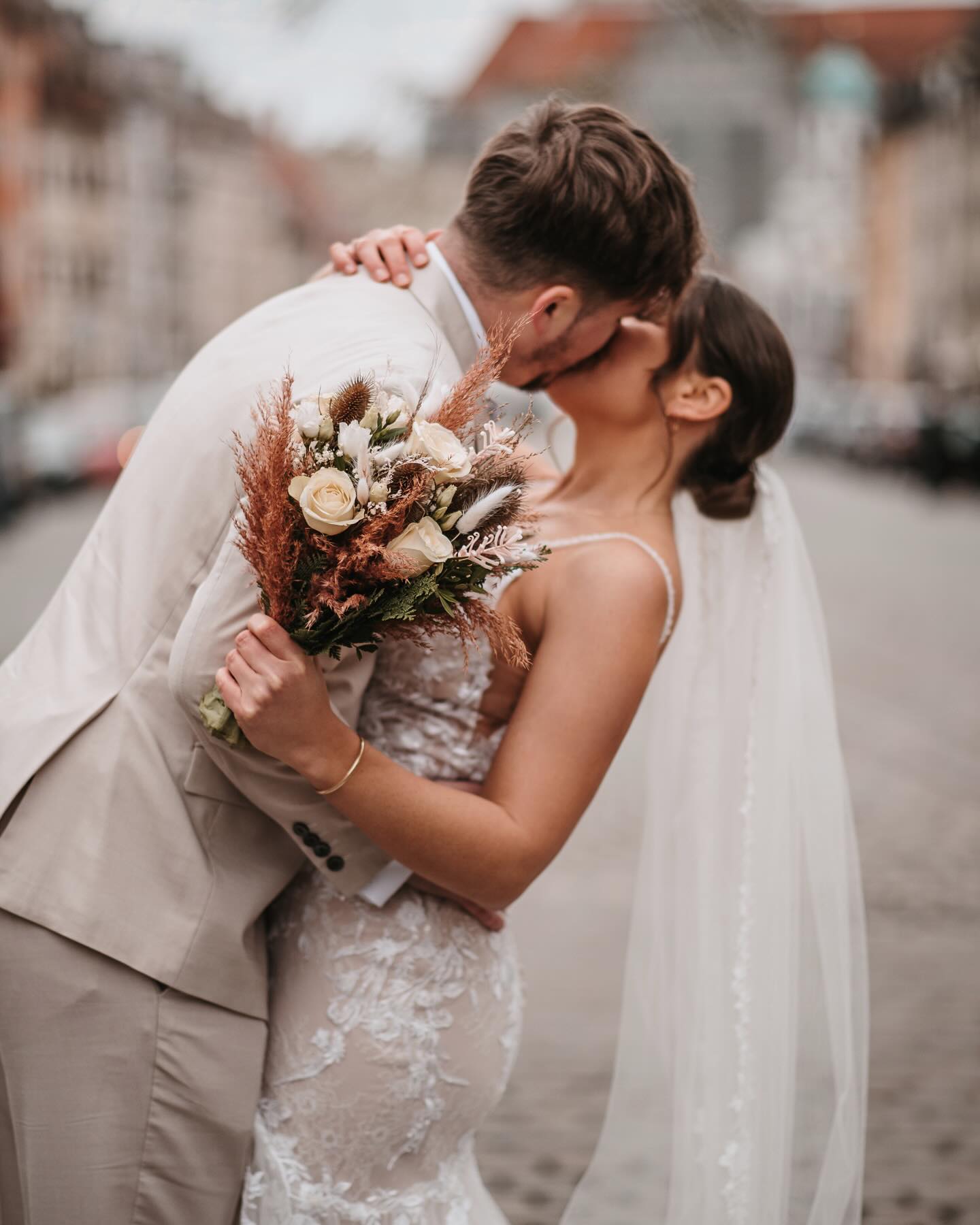 City wedding vibes ✨ Ich bin ein absoluter Fan von Brautpaarfotos in der City. 🤩 Da viele Locations außerhalb von Städten liegen, eignet sich ein After Weddings Shooting super dazu, um nochmal in das Hochzeitsoutfit zu schlüpfen und Bilder vor schönen Gebäuden oder Toren zu machen und etwas Abwechslung in das Hochzeitsalbum zu bringen ☺️✨
Makeup: @be.autyful.hairmakeup
Brautstrauß: @anjas_eventfloristik_blumalodn
.
.
.
#HochzeitsfotografAugsburg
#HochzeitsfotografieAugsburg
#AugsburgWeddingPhotographer
#HochzeitAugsburg
#HochzeitsfotografBayern
#WeddingPhotographerGermany
#HochzeitsbilderAugsburg
#AugsburgBride
#HochzeitsfotografDeutschland
#WeddingPhotographyAugsburg
#BrautpaarshootingAugsburg
#HochzeitsreportageAugsburg
#HochzeitsfotosBayern
#WeddingInspirationAugsburg
#HochzeitsfotografAllgäu
#AugsburgWedding
#HochzeitsfotografieBayern
#TraumhochzeitAugsburg
#NatürlicheHochzeitsfotografie