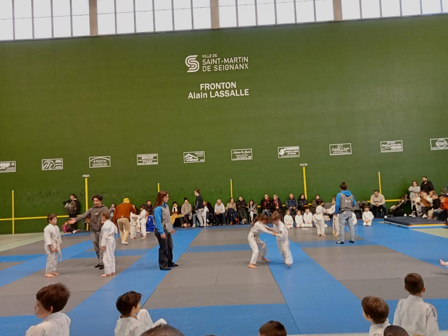 Un superbe tournois du Dojo Saint-Martinois et du JCCB ce dimanche 2 février ! 🤩🤙
Que du bonheur pour nos jeunes pousses, qui ont vécu une belle journée de judo dans un esprit de partage et de convivialité. 🤩💪🔥
Un immense merci à tous pour votre aide et votre soutien !
Bravo à toute l’équipe, aux participants et leurs parents et aux bénévoles qui ont contribué à l’organisation, encadré les jeunes et aidé au rangement.
Grâce à vous, cet événement restera un moment mémorable pour nos jeunes judokas.
#dojostmartinois
#photojudo
#judodebutant
#artmartiauxlandes
#century21bayonnenivadour
#judoorx #judosaintandredeseignanx
#judoclubcotebascolandais