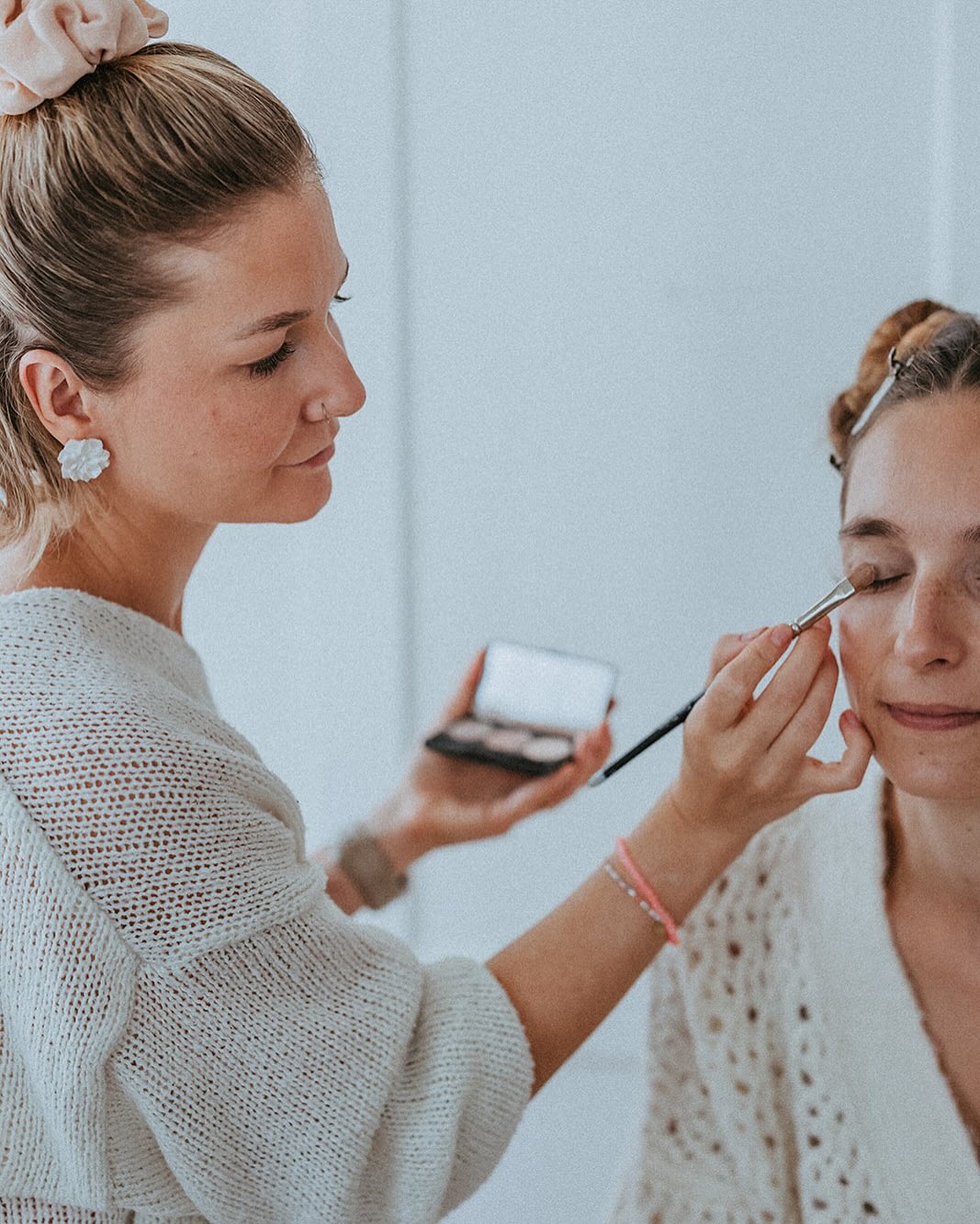 Haar und Make-up✨🤍
Ich biete professionelles Haar- und Make-up-Styling für Hochzeiten und Events. Ob klassisch oder modern – ich kreiere den Look, der zu dir passt.
Lidschatten auf dem Foto @yvesstoecklimakeup
Foto @nadjabossiphotography
Haar und Make-up @jennybraendlemakeup
#brautstyling #brautfrisur #hairandmakeupartist #weddinginspiration #hochzeitsinspiration #hairstyle #hairideas #briadallook #bohowedding #boholowbun #hair #swisswedding #swisshairdresser #hairfluence #hairgoals #makeupforwedding