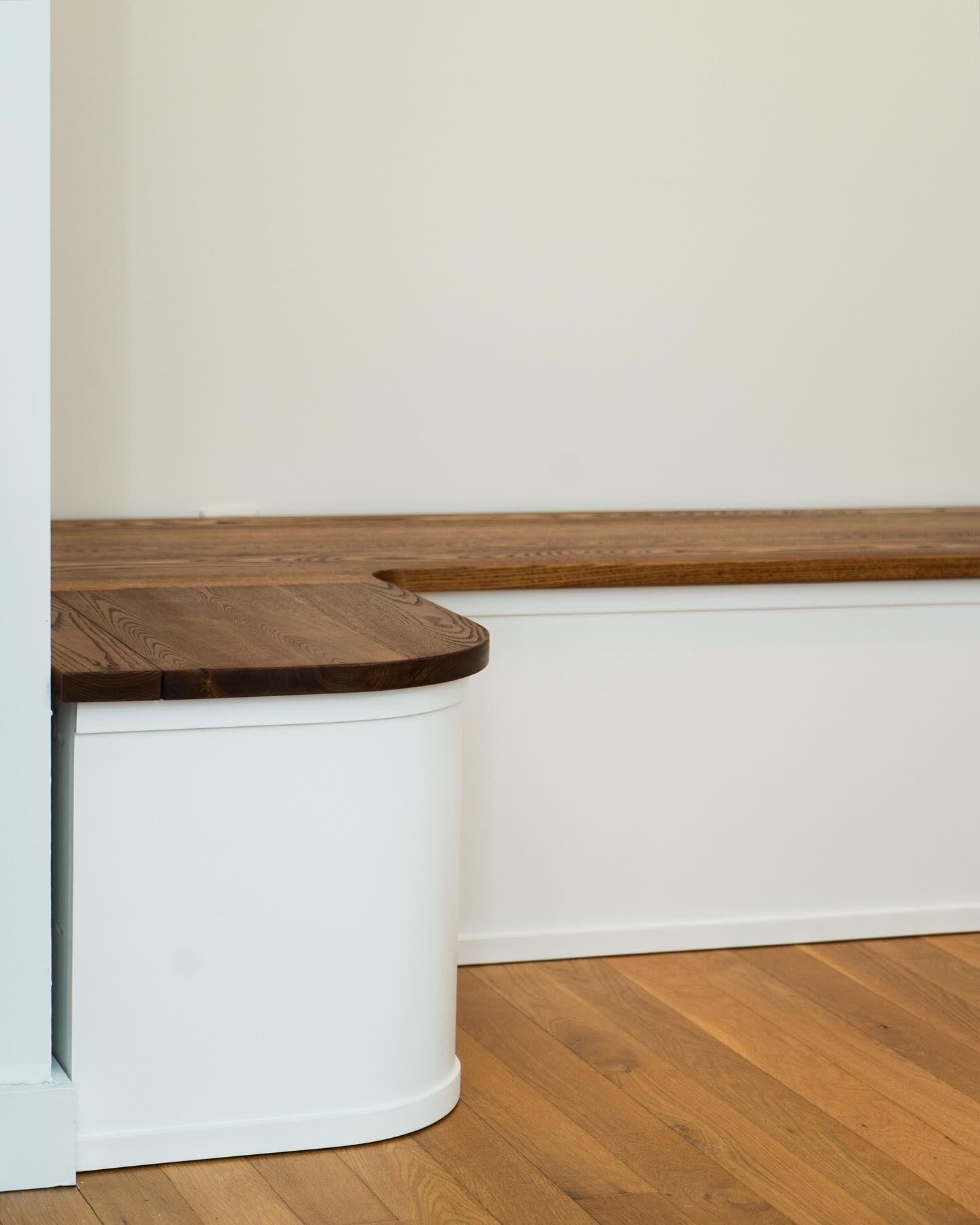 Happy Saturday!! ☀️🪵🍃
#pathdesign #pathdesignco #followyourpath #woodworking #customfurniture #breakfastnook #breakfastnookbench #hardwoodfurniture #customwoodworking #smallbusiness