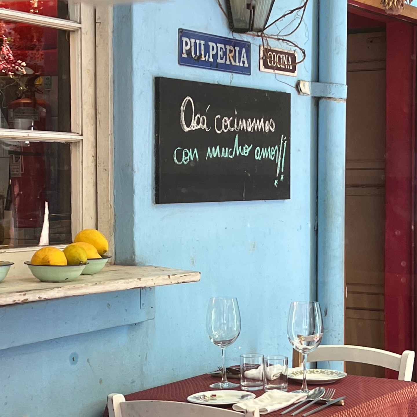 Am Donnerstag haben wir den Geburtstag meiner Schwester gefeiert. Erst eingeladen von ihrer Tochter im kleinen Rahmen im sensationellen Restaurant @pulperia_santa_elvira: Ein Genuss schon das Ambiente und dann noch die kulinarischen Kreationen dazu. Ein tolles Erlebnis! Später ging die Feier zuhause weiter bei meiner Mutter und mit meinem Bruder und einer seiner Töchter. #familienbesuchchile #ccaatsantiago2025 #auszeit #lebensübergang #überquerungen #pulperiasantaelvira