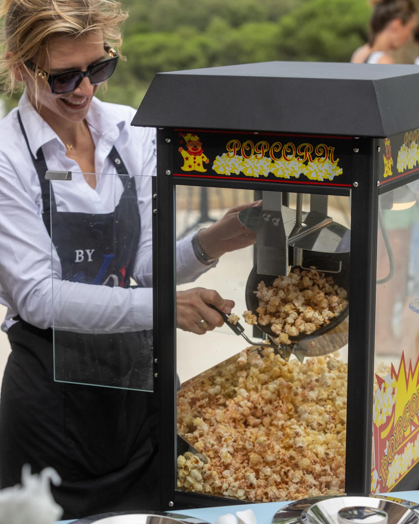 Parfois, je me demande si les pop corns plaisent plus aux enfants qu’aux adultes..! (J’ai ma petite idée 🤫) Anniversaire d’enfant comme atelier de fin de soirée, la régression reste magique !
#byjoytraiteur #catering #byjoy #traiteur #sainttropez #sttropez #event #traiteursainttropez #traiteursttropez #cateringsttropez #cateringsainttropez #frenchriviera #popcorn #ateliersculinaires #enfants #anniversaireenfant #regression #gourmandise #partage #convivialité #chefsainttropez #evenementsurmesure #surmesure #caterer