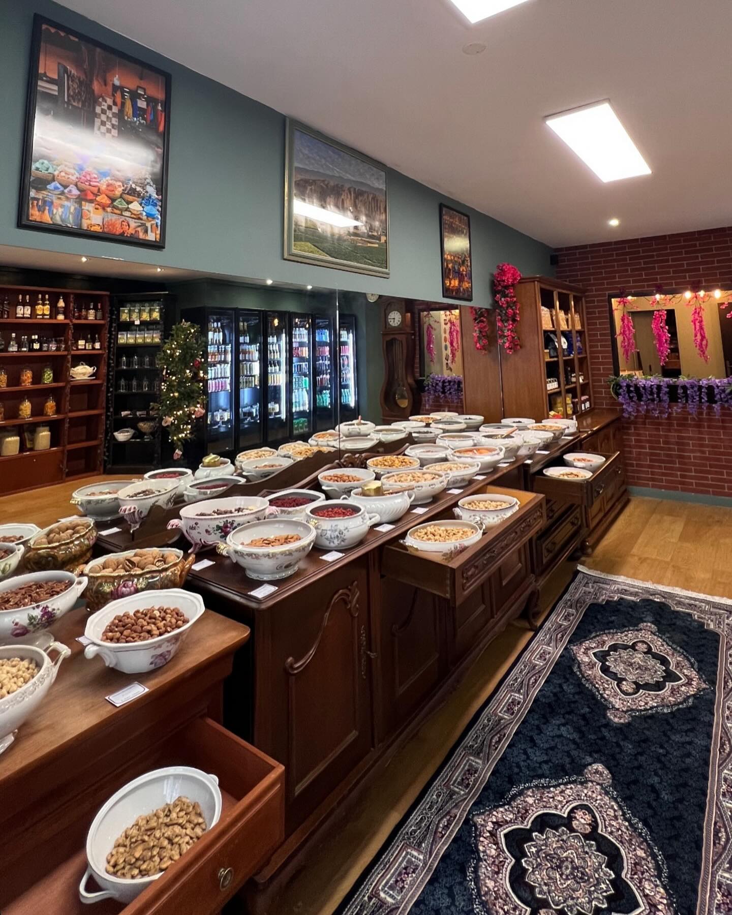 Un voyage gourmand à travers le temps et les saveurs ✨🌍
Chez Arzo, chaque détail raconte une histoire… Des fruits secs aux douceurs rares, en passant par des soupières anciennes qui rappellent un autre temps, notre épicerie est un véritable écrin de saveurs du monde. 🍯🍇
Venez flâner entre traditions et découvertes, où chaque produit a été sélectionné avec passion pour éveiller vos papilles. 🌿💛
📍 13 Rue des Dames, 17000 La Rochelle
#ÉpicerieFine #SaveursDuMonde #Authentique #Bio #Gourmandises