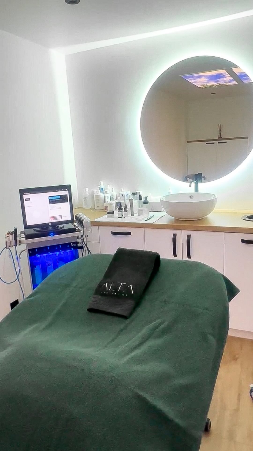 Because nothing says « I love you » like glowing, healthy skin. ✨
This Valentine’s Day, skip the flowers and gift her self-care! 🌹
Book her glow-up today on our website!