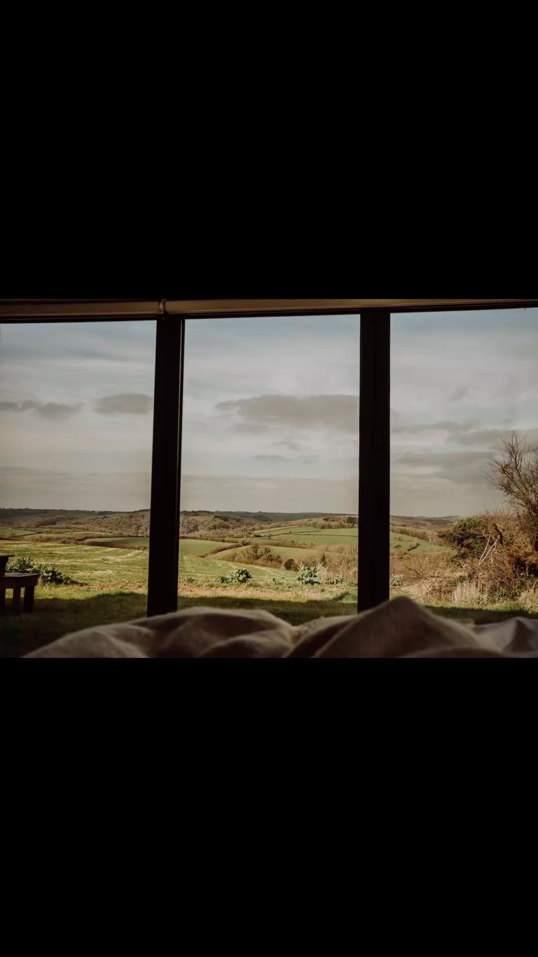 When life is a lot… some total seclusion, long countryside views and cosy days can be the perfect tonic. Head to the beach all wrapped up, brave a sea swim, get toasty in the hot tub, or tuck in for a local pub roast. Get in touch for a cosy Devon cabin stay that’s totally private and all yours. 📸 @amysampsonphoto
#cabin #devon #cosy #winterstay #hottub #beach