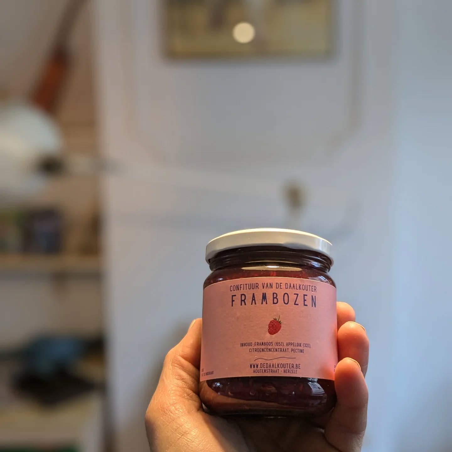 Lekker, lekker, lekker!
Een nieuwe lading prachtige producten zijn vanaf vandaag beschikbaar voor jullie via onze automaat.
Alles uiteraard met eigen daalkouter fruit 🍓🍓🍓, lekker!
Confituurkes: kruisbes, aalbes, jostabes & framboos
Allen zonder toegevoegde suiker. Gezoet met appeldik.
Siroopkes: framboos en cassis-braam
Schitterend voor een huisgemaakte limo 🍹
Voila, op zoek naar lekker gerief, spring maar binnen.
Toi toi !
🤸🏻