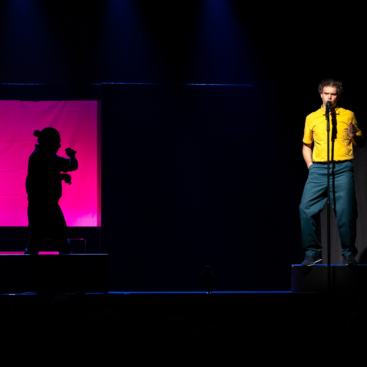 Hier nous avons vécu un beau moment de théâtre au @fest.oenorires .
Que ce fut bon de vous voir si captivés, si intensément touchés par cette épopée dans les coulisses de la gastronomie.
.
.
. 📸 @etienne_ramousse
.
.
.
. #oenorires #festival #theatre #spectacle #spectaclevivant #bourgogne #legrandchalon #givry #saoneetloire #vinsdebourgogne #degustation #gastronomie #coulisses