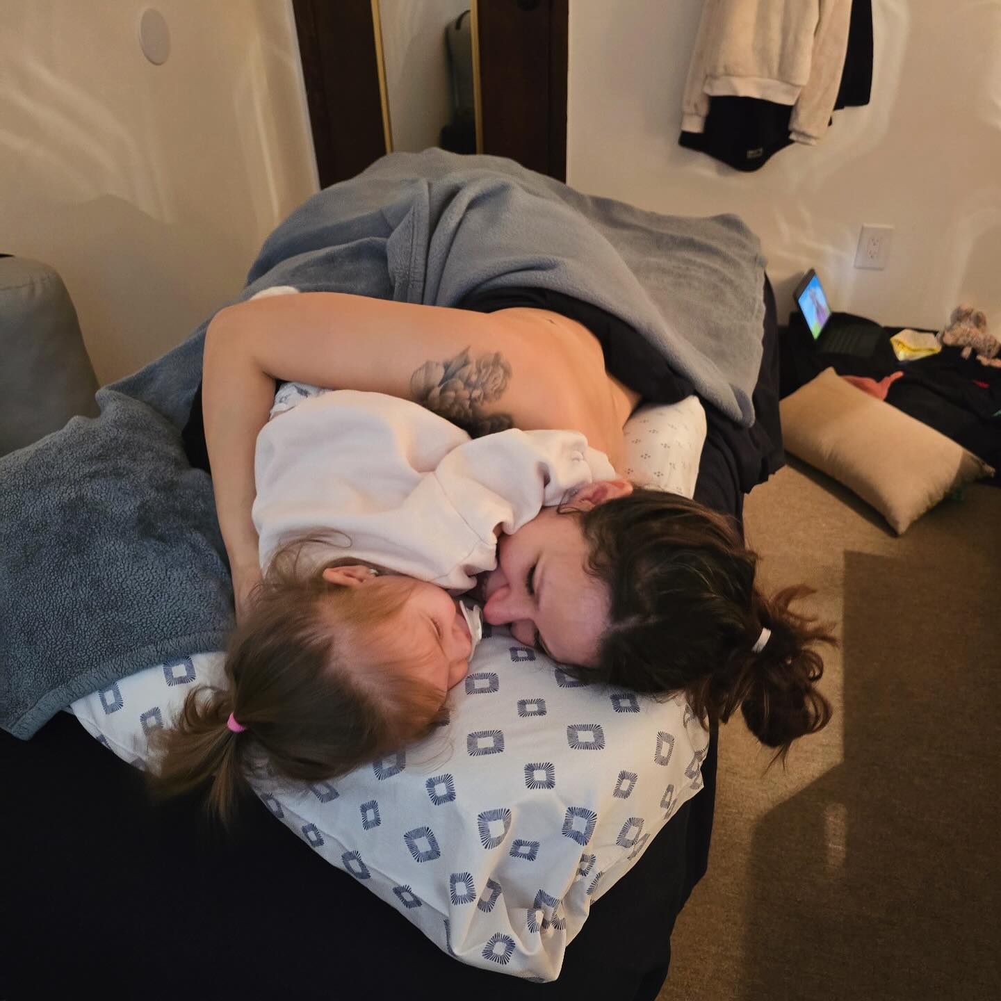 When your prenatal massage turns into a mommy & me + baby prenatal massage 🤣 thank you @recoverbodywork for taking great care of us both ☺️ ❤️