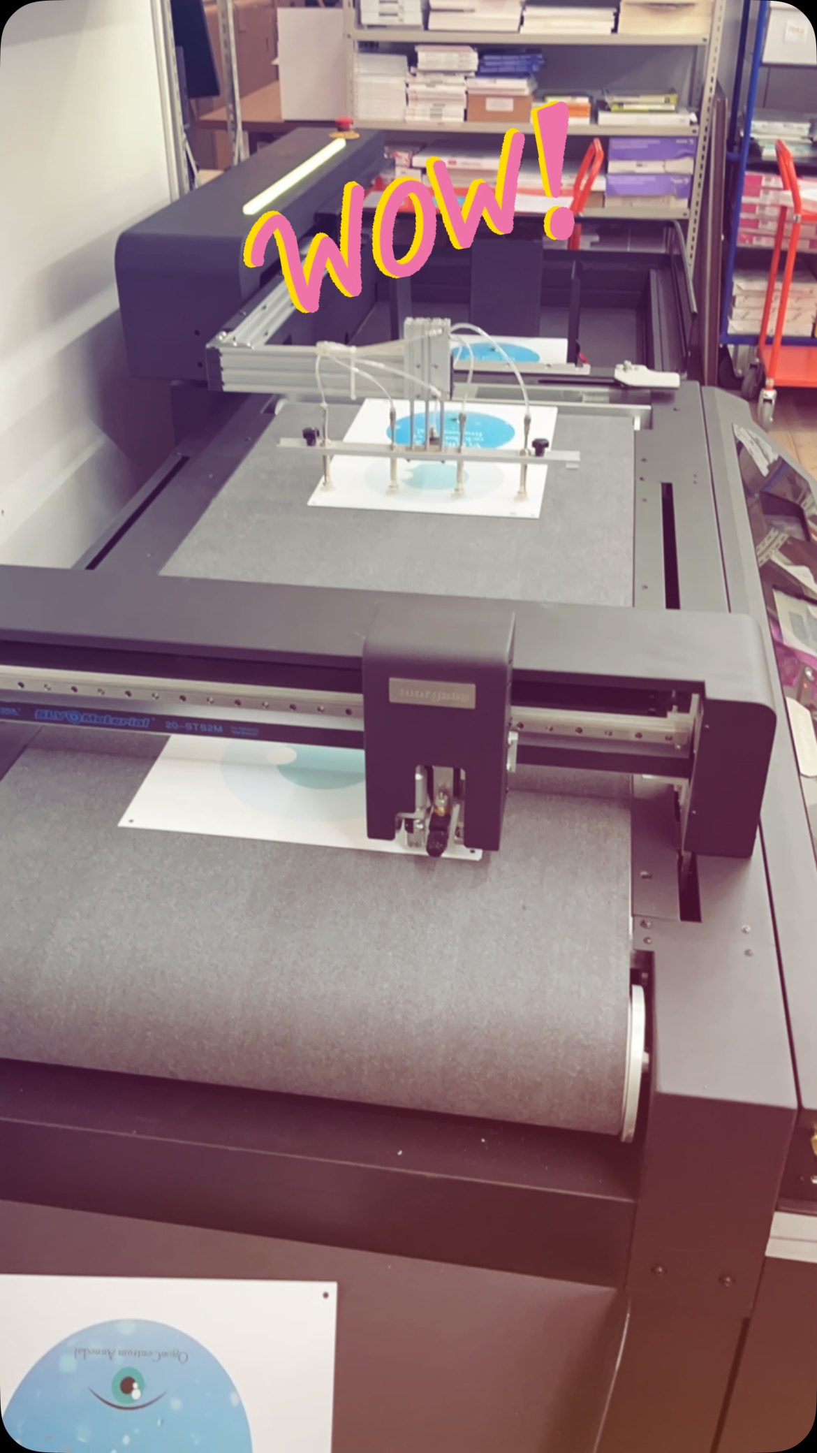 Vem har sagt att inbjudningskort ska vara fyrkantiga… när man kan göra runda!! 🪩🎊🎈🤩 #cronströmco #inbjudningskort #trycksaker #annorlunda 🥳