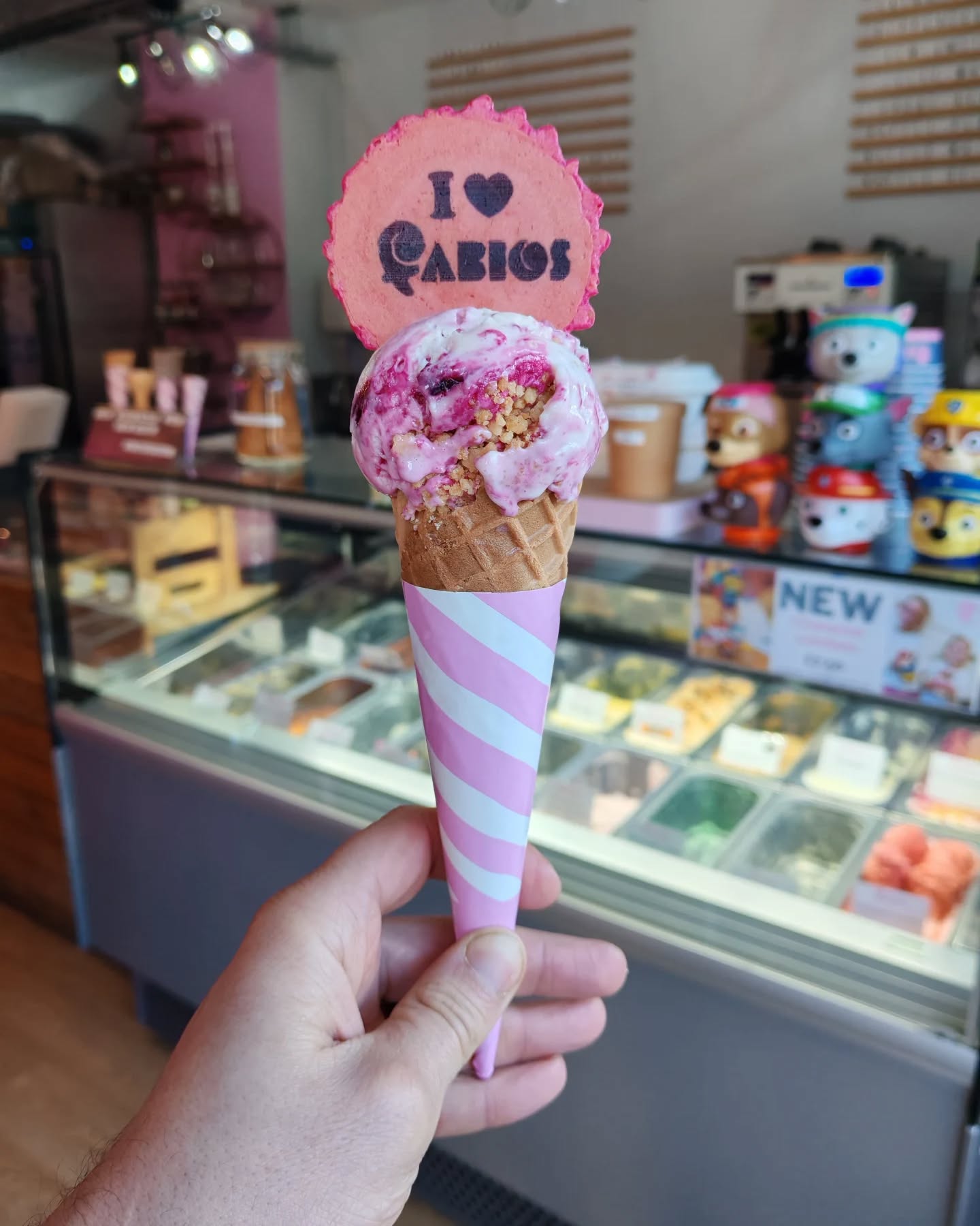 Finally some sunshine. Flavour of the day was our Cherry Cheesecake! 🍒
#icecream #gelato #willywonka #hitchin #letchworth #familybusiness #cherry #cherrycheesecake