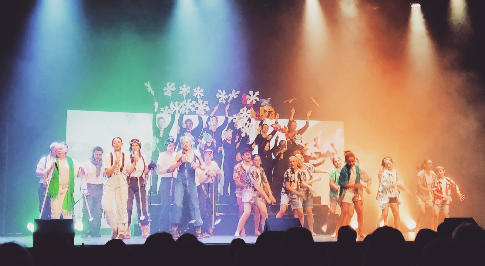 Un coin de ciel, le nouveau spectacle des Fabricants de Joie, a fait salle comble lors de ses cinq représentations à Yverdon et à Fribourg.
Après les comédies musicales sur la vie de George Müller et de Gladys Aylward, les FJ musicals nous ont proposé un spectacle de Noël inédit et original, riche en couleurs et en chorégraphies.
Les spectateurs ont pu découvrir une série de tableaux variés sur le thème de la nativité et de l’ambiance de Noël. À suivre sur: https://www.jeunesse-en-mission.ch/fr/blog
A Corner of Heaven, the new KKI show, sold out its five performances in Yverdon and Fribourg.
Following on from their musicals on the lives of George Müller and Gladys Aylward, the KKI musicals presented a new and original Christmas show, rich in color and choreography.
Spectators were treated to a series of varied tableaux on the theme of the nativity and the Christmas atmosphere.
TO be continued on: https://www.jeunesse-en-mission.ch/blog