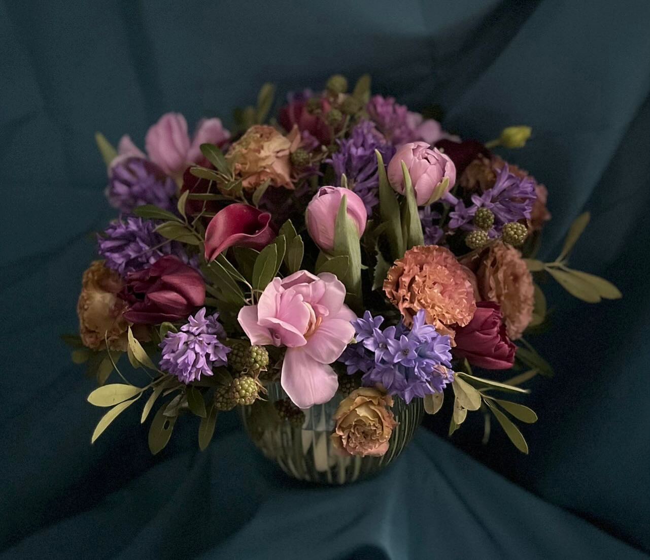 An unusual ensemble of colors adding up to a soft, painting-like look.
.
#flowerpower #floralfix #flowerstagram #floraldesign
#nycflowers #frenchflorist #artisanfleuriste #luxuryflowers #retailflowers #elegantflowers #nycflowerbouquets #classyflowers #giftflowers #lusciousflowers #subscriptionflowers #beautifulflowers #internatrionalflorist #nycflowers