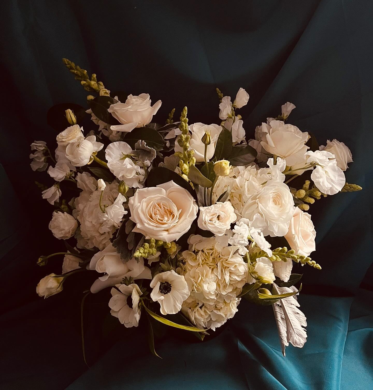 The flower design these days is about deconstruction- slight or mad, bit gracious, always.
.
#flowerpower #floralfix #flowerstagram #floraldesign
#nycflowers #frenchflorist #artisanfleuriste #luxuryflowers #retailflowers #elegantflowers #nycflowerbouquets #classyflowers #giftflowers #lusciousflowers #subscriptionflowers #beautifulflowers #internatrionalflorist #nycflowers