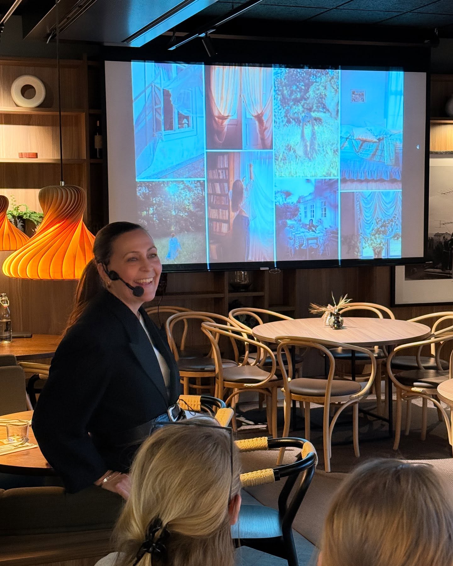 Vilken fantastisk eftermiddag vi fick nĂ€r @katrinbaath gĂ€stade vĂ„rt januari-möte! đ€©
Intresset var enormt â vi hade sĂ„ mĂ„nga anmĂ€lda att vi var tvungna att byta lokal i sista stund! đđ»
Katrin bjöd pĂ„ massor av inspiration, skratt, vĂ€rdefulla tips och insikter kring varumĂ€rkestĂ€nk - doâs and donâtsâ och delade med sig av peppande berĂ€ttelser om att vĂ„ga â bĂ„de att ta kliv framĂ„t och att ibland bara ta det lugnt.
Och sĂ„ pĂ„minde hon oss om att alltid ha en flaska bubbel i kylen, för man mĂ„ste vara beredd att fira nĂ€r det kommer lĂ€gen! đ„
Idag firar vi vĂ„ra fantastiska medlemmar och alla hĂ€rliga gĂ€ster som besökte oss â vi ser fram emot att trĂ€ffa er igen snart! Och Katrin, du Ă€r varmt vĂ€lkommen tillbaka! đ