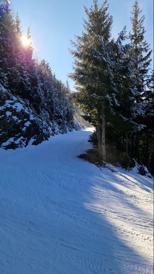 Aktuelle Bedingungen zu uns hoch, 3.2.2025!!!
Es geht mit Tourenski vom Schranken am Parkplatz bis zu uns auf die Enzianhütte über die Mautstraße.
Zu Fuß odr mit Schlitten geht natürlich auch super!
Zum Gipfel müsst ihr über den Sommerweg, dort ist genügend Schnee zum Aufstieg.
Liebe Grüße Andrea &Klaus
#salzburg #schlittenfahren #winter #rodel #sonne #sunshine #wanderlust #wandernmithund #Winterwandern #skitouring #mountainview #wandern #visitsalzburg
