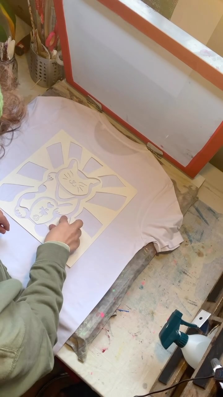 Seit der Eröffnung meiner Druckmanufaktur in Hamburg-Wilhelmsburg im November 2024 bekomme ich immer wieder Anfragen, ob ich auch beschichte und belichte. Hier ein kleiner Einblick, wie bei mir der Siebdruck entsteht – für mich die kreativste und individuellste Art, zu drucken! 🌱 Und das Beste: Bei der Vorlagenerstellung verzichte ich komplett auf Chemie, was das Ganze nachhaltiger und besser für die Umwelt macht.
Hast du Lust, selbst kreativ zu werden? Alle Infos zu Workshops und Veranstaltungen findest du unter www.minagarcia.de. Ich freue mich auf dich! 🎨 #Siebdruckhamburg #workshophamburg #Kreativität #Workshop #nachhaltigkeit