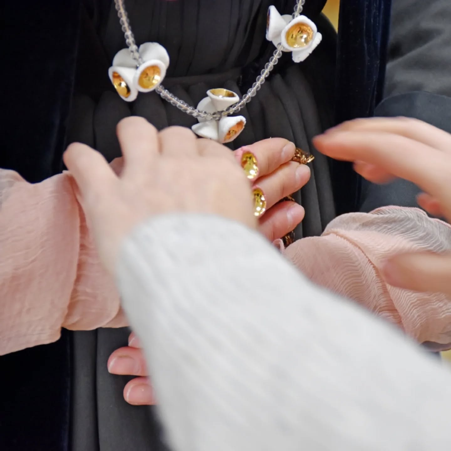 Vor knapp einem Jahr habe ich mich für ein Projekt mit Anna, von Dänemark beschäftigt. Als Kurfürstin von Sachen hat sie sich, neben repräsentativen Aufgaben an der Seite ihres Mannes, vor allem der Pharmazie und Medizin gewidmet.
In Dresden ist sie bis heute präsent.
So findet sich u.a. in der Rüstkammer ein großes Gemälde, auf dem sie in vollem Ornat zu sehen ist. Und eben dieses Bild war Anlass für eine Neuinterpretation.
Mein Part war nicht nur die Fertigung von Schmuck, sondern ich durfte auch in ihr Rolle schlüpfen.
Was es mit dem entstandenen Foto auf sich hat, werde ich hoffentlich noch im Frühjahr verraten können.
#annabogen #projektanna #neuinterpretation #porzellanschmuck
#schmuck #schmuckkunst #dresden #elementarisbypfefferkorn
@eveschub