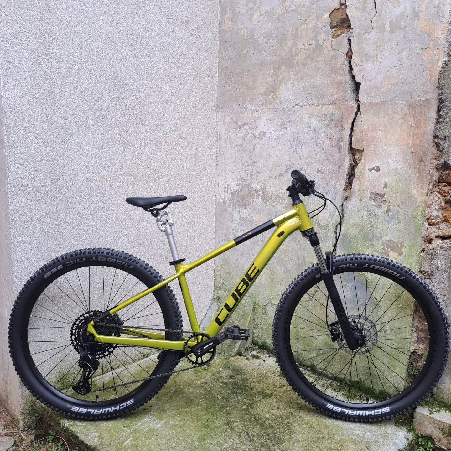 Prêt pour les sentiers difficiles et gras, mais pas sans confort ! 👌
Un peu de personnalisation sur ce Cube Analog :
- Tige de selle à parallélogramme Suntour
- Pneus Schwalbe Nobby Nic, à crampons plus hauts que les pneus d'origines (les Smart Sam)
Le tout à la demande du client, pour mieux accrocher dans la boue et moins avoir mal aux fesses et lombaires en fin de sortie !
Une configuration à 996€ seulement ✨️
(Le vélo bénéficiait d'une remise de 200€ pour le déstockage d'hiver)
@cubebikes_fr
#pourmonvelo #cubemtb #newbikeday #suntour #schwalbe #monoplateau #xcbike