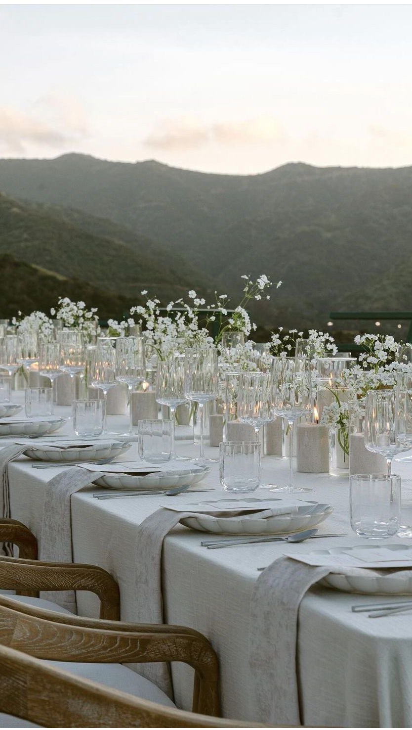 Tuscany vs. Mallorca
Did you know that Mallorca has so many beautiful spots hidden in the heart of the island ?
We absolutely love Tuscany and we love Mallorca just as much - but what we don’t love is the long journey to Tuscany.
So that’s why we show you the alternative in Mallorca looks like Tuscany, where you only need a 2h flight and max 20 minutes to 1.5h drive on great roads.
——————
Toskana vs. Mallorca
Wusstest du, dass Mallorca so viele wunderschöne Orte im Herzen der Insel versteckt hält?
Wir lieben die Toskana – und Mallorca genauso sehr. Was wir jedoch nicht lieben, ist die lange Anreise in die Toskana. Deshalb haben wir hier als Alternative einen kleinen Ausschnitt unserer Locationliste auf Mallorca für dich, mit dem Vorteil, ein kurzer 2-Stunden-Flug und maximal 1,5 Stunden Autofahrt auf guten Straßen – und du bist da!
#weddingplanner #locationscouting #mallorcawedding #hochzeitsplanung #destinationwedding #mallorcavenue #hochzeitsplanung