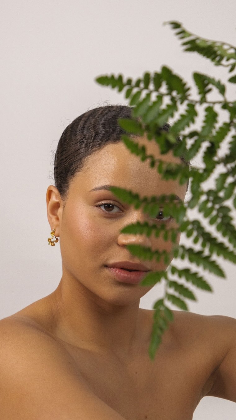 Do you ever just wish your skincare routine could feel like a mini spa day? Well⌠meet your new besties: jade stone Gua Sha and roller. From sculpting your jawline to reducing puffiness, these tools work wonders. đż
Let the cool Jade stone soothe your skin while you relax, unwind, and glow. Who knew self-care could be this chill? đđ
#skincare #skinhealth #guashafacial #comingsoon #launching