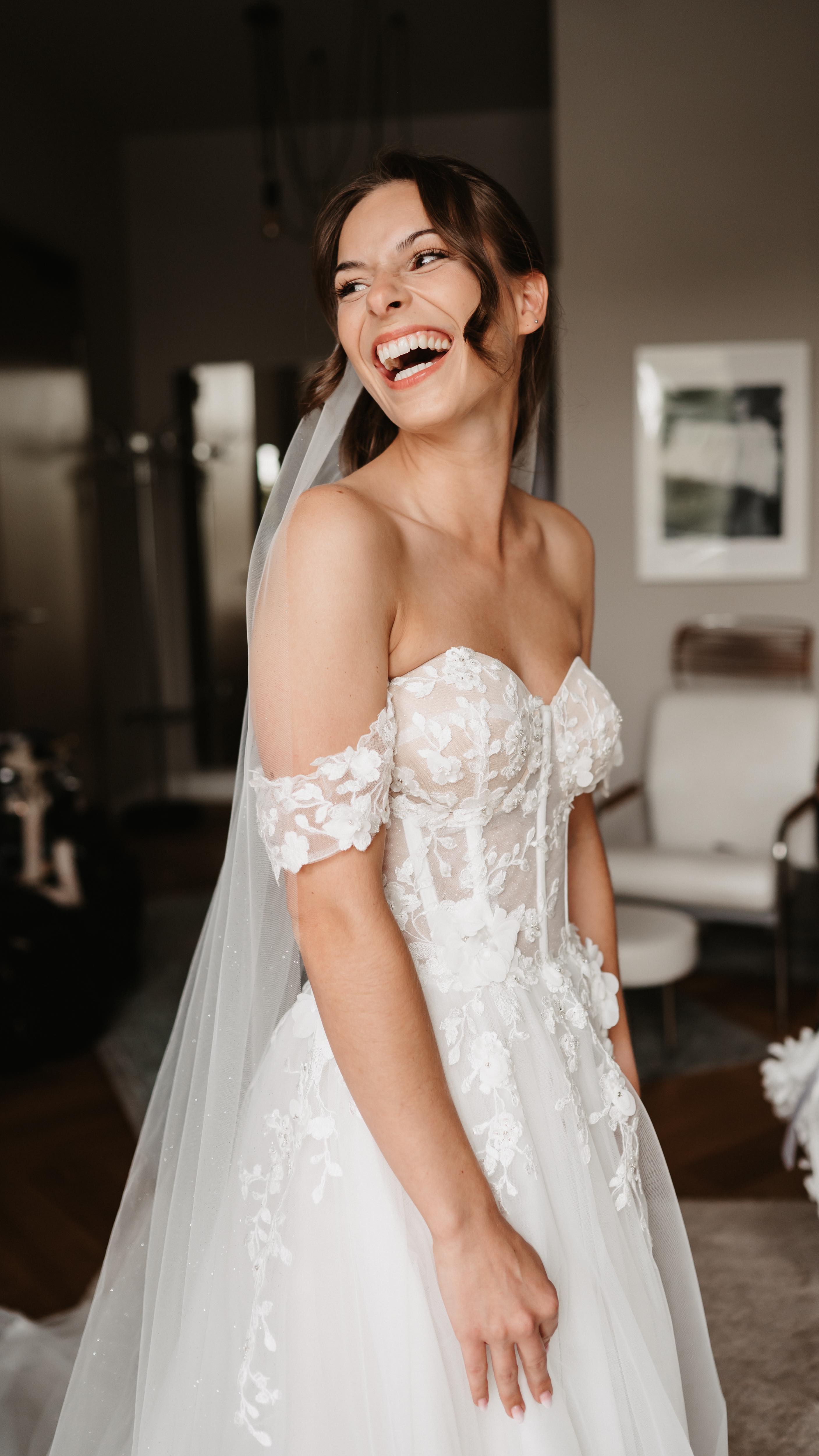Du fragst dich, ob sich ein professionelles Styling lohnt? Hier sind die besten Gründe, warum ein Experte den Unterschied macht! 💄
✅ Haltbarkeit: Dein Look bleibt den ganzen Tag perfekt – egal ob Hochzeit, Event oder Shooting. Kein Verwischen, kein Verblassen!
✅ Individuelle Beratung: Ein Profi wählt Farben & Produkte, die perfekt zu deinem Hauttyp, Teint und Stil passen.
✅ Makelloses Finish: Perfekte Techniken und hochwertige Produkte sorgen für einen strahlenden, natürlichen Look – ohne Maskeneffekt!
✅ Entspannter Ablauf: Du kannst dich zurücklehnen, während dein Styling mit Präzision und Leichtigkeit umgesetzt wird.
💡 Lass dich von mir stylen und erlebe den Unterschied! 💕
#ProfiStyling #PerfekterLook #NatürlichSchön #BeautyMitExpertise #makeupartist @sarinaheinen_photography