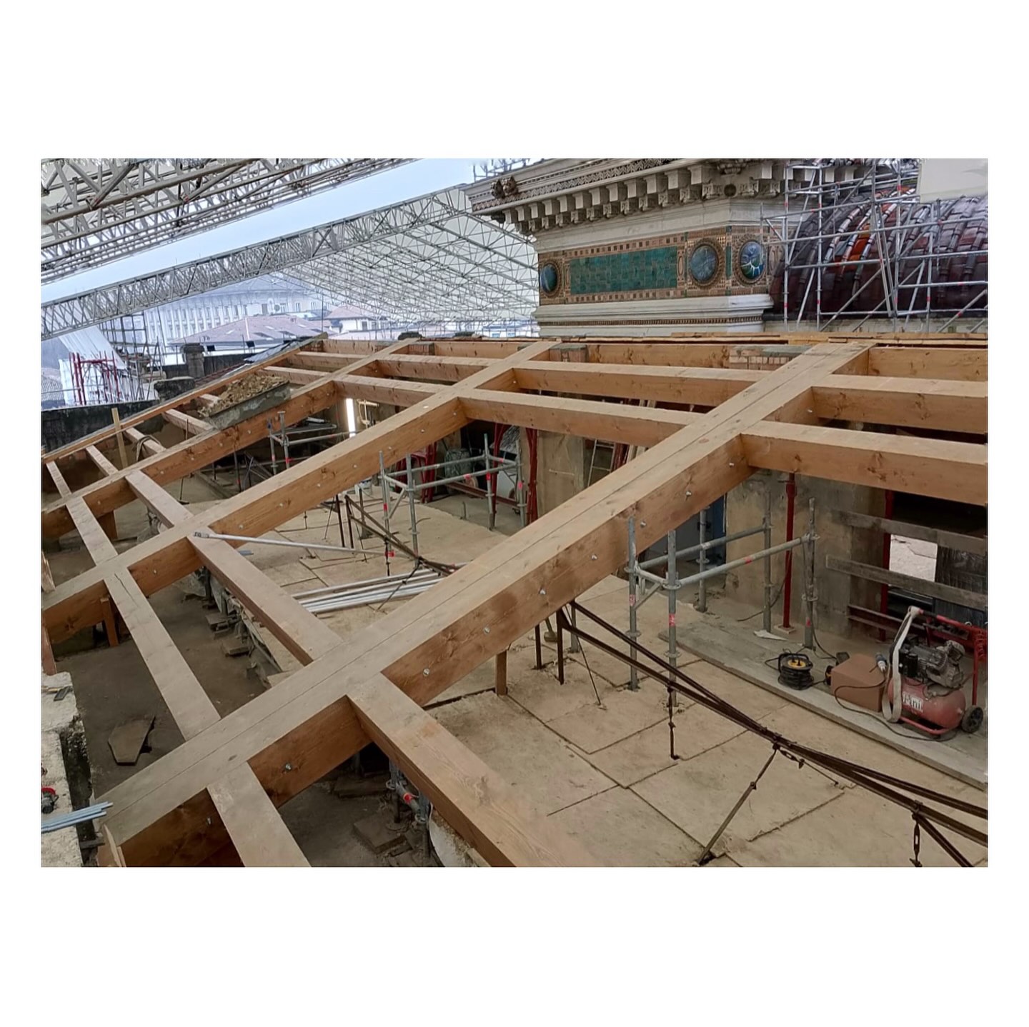 <Terme Berzieri>
•
Stiamo prendendo parte alla ristrutturazione del complesso delle Terme Berzieri a Salsomaggiore.
•
Nelle foto una porzione della struttura di copertura in legno di abete massello che stiamo montando in questi giorni e, facendo scorrere il carosello, le varie fasi di produzione delle travi.