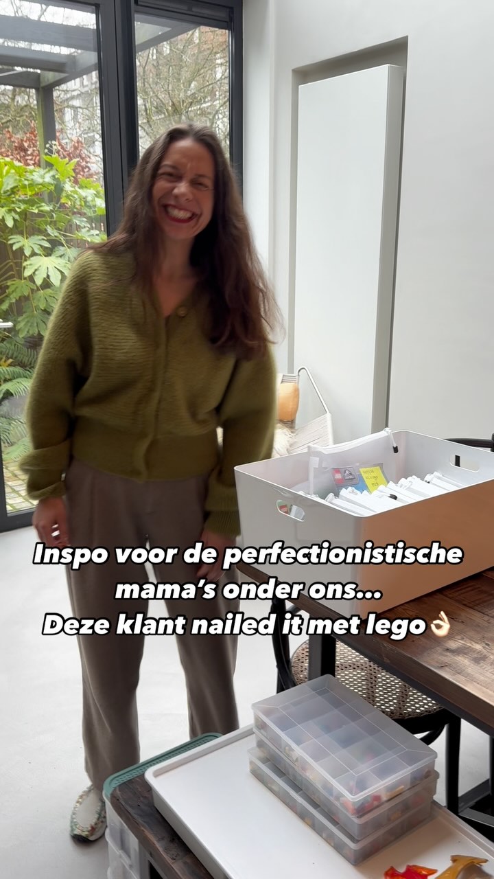 Nailed it! Maar dit gebeurde er eerst ⤵️
Ruis en onrust door rondslingerende spullen, zichtbare stapels to do’s en wanorde achter kastdeuren.
Er is geen vaste en/of logische plek voor de meeste spullen.
Eerdere opruim pogingen zijn gedaan, maar het is nooit af en geeft niet de rust waar mijn klant naar verlangt.
Ze is een werkende moeder met drie lieve kinderen onder de 7 jaar. Haar partner en zij vormen een sterk team als gezin.
Maar met een huishouden van 5 en werken is het logisch dat je de basis voor blijvende rust en balans niet zelf weet te creëren.
Na een analyse van hun huis en levensstijl zet ik een plan uit voor komende weken. Naast 1:1 opruim sessies doen we tussentijds Zoom calls voor vragen.
Haar opruim doel bewaken en haar ontzorgen om uiteindelijk het reilen en zeilen in huis te versimpelen is de rode draad.
We maken ruimte door heel veel te ontspullen.
Dat geeft al rust en perspectief.
Daarna bepalen we voor alles een vaste plek, zodat iedereen weet waar wat hoort.
Eindelijk krijgt ze de ruimte in haar hoofd om haar thuis te finetunen ❤️
Het zal altijd druk zijn met kinderen en werken,
maar thuis is de basis waar ze zich kan opladen en kan genieten met haar gezin, familie en vrienden.
Spullen horen iets toe te voegen in je leven en je niet in de weg te staan ✨
Wil je ook 1:1 begeleiding bij het opruimen van je huis? DM me of boek een call via de link @miriamjbakker
*Nieuwe trajecten mogelijk vanaf half maart.
#opruimcoach #spullenloslaten #ontspullen #opgeruimdhuisenhoofd #rust