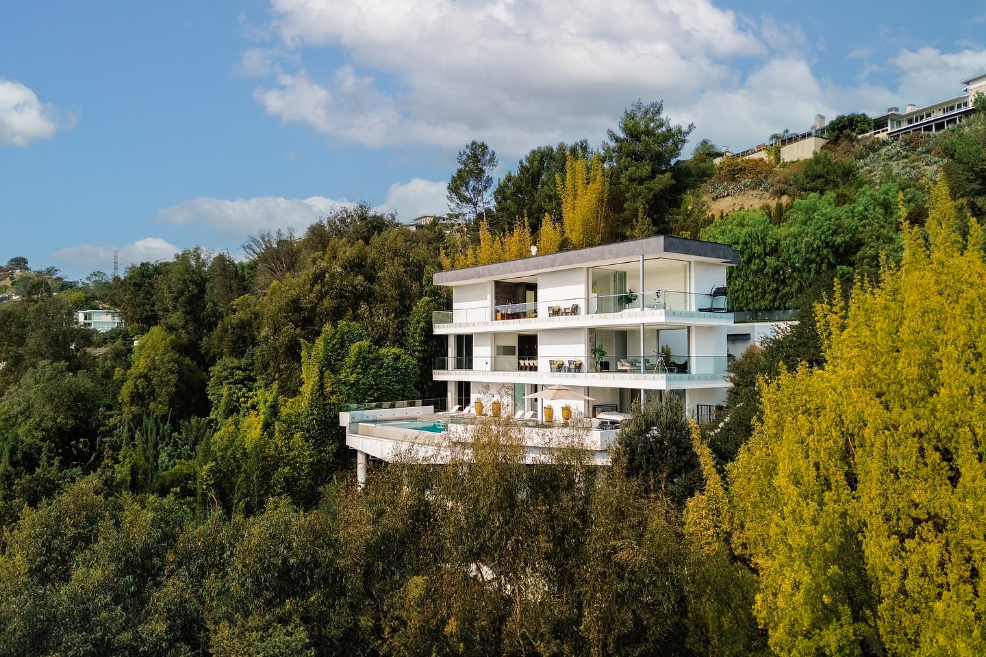 A new perspective on luxury - 7080 W Mulholland Drive 🏁 @forwardonerealestate
Listed by @merse_kollo | @gruderman