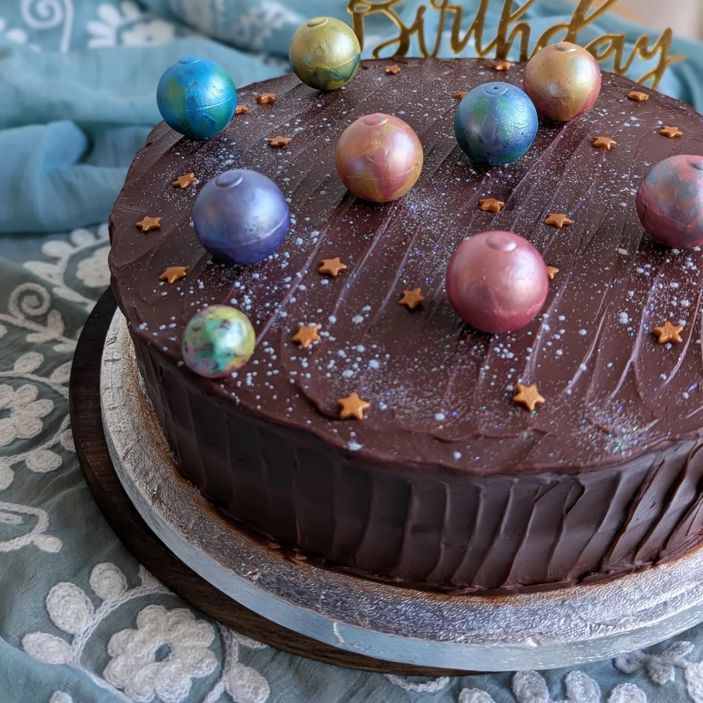 The seriously chocolatey chocolate fudge cake ๐ a cake made for my nephew on his 5th birthday, with my sister @nadiyat who carefully hand painted these adorable Lindor truffle 'planets' ๐คญโจ๐๐
#prismbakes #prismbakescakes #birthdaycake #planetscake #chocolatefudgecake #harrowbakers